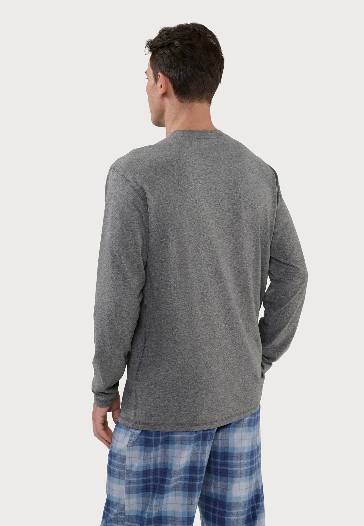 Camiseta de pijama gris para hombre de manga larga, algodón liso, corte cómodo, vista de espaldas.