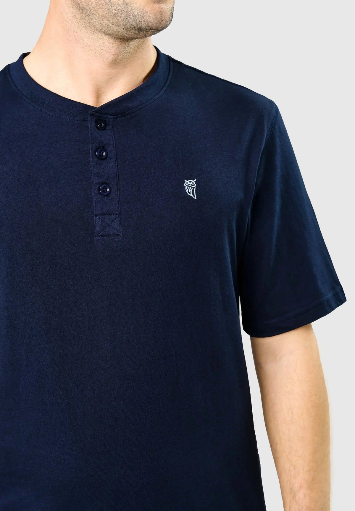 Camiseta de pijama azul marino para hombre, manga corta, cuello henley con botones y tejido de algodón suave.