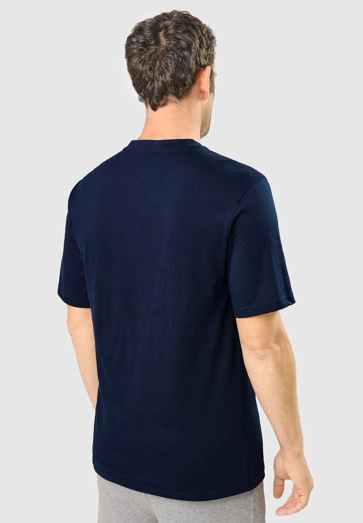 Camiseta de pijama azul lisa para hombre, manga corta, de algodón suave y ajuste cómodo, vista desde atrás.
