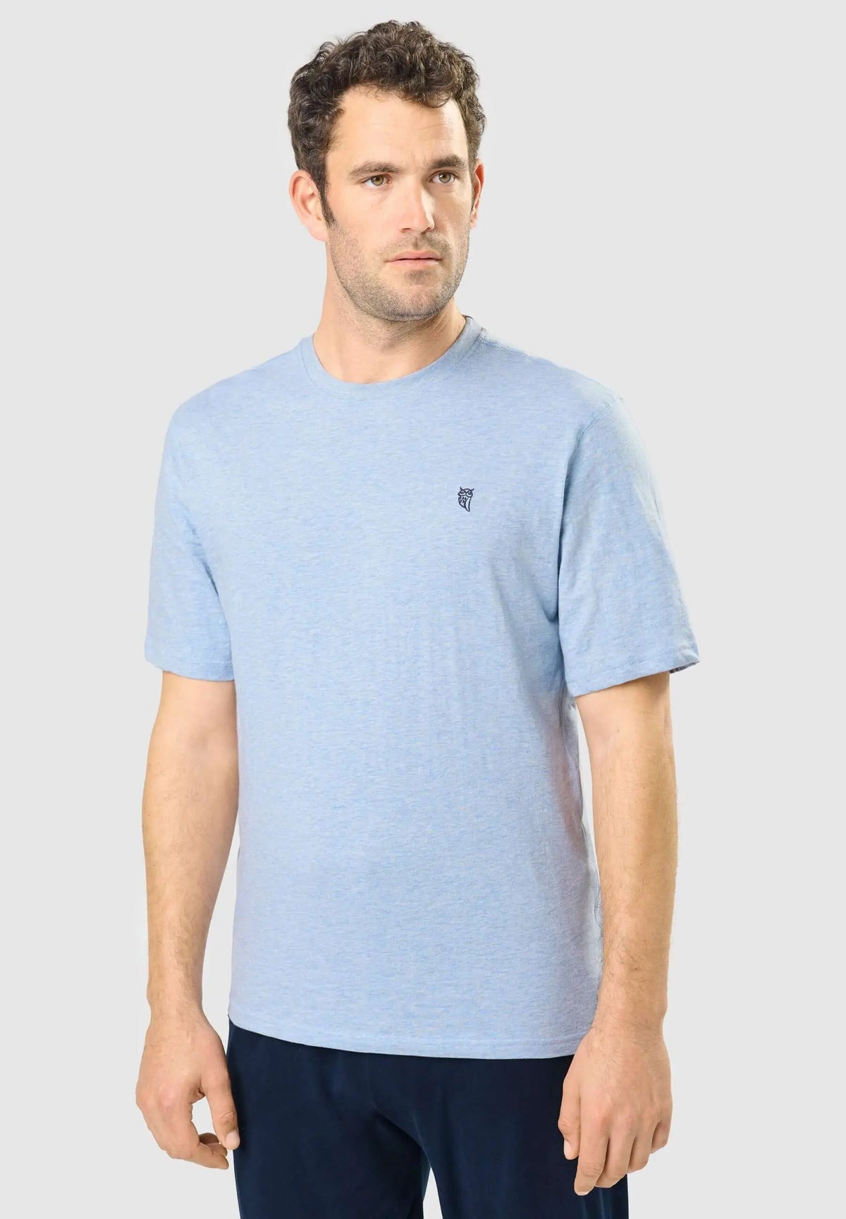 Camiseta de pijama para hombre de algodón en color azul claro, manga corta, cuello redondo y ajuste cómodo.