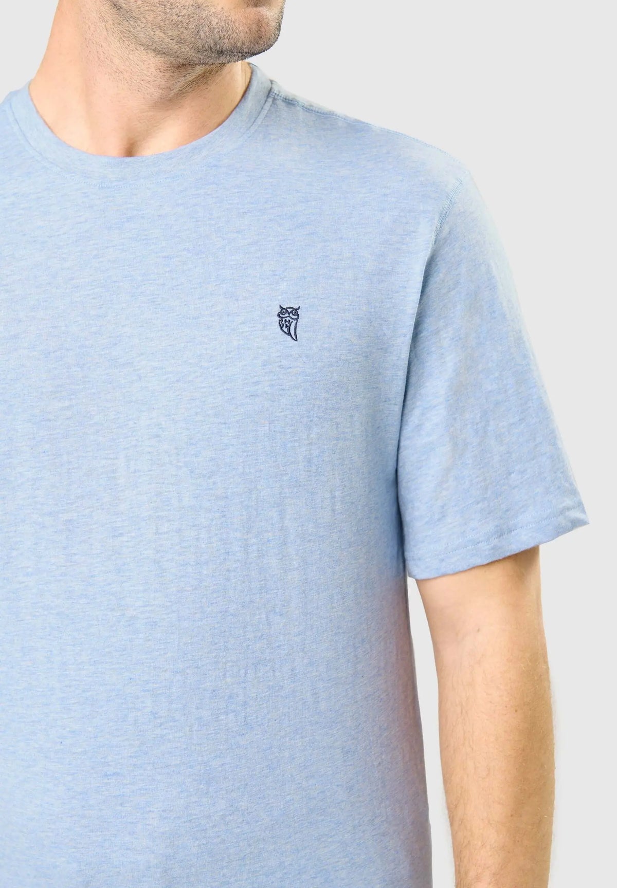 Camiseta de pijama hombre azul de algodón, cuello redondo, manga corta y ajuste cómodo con bordado pequeño.