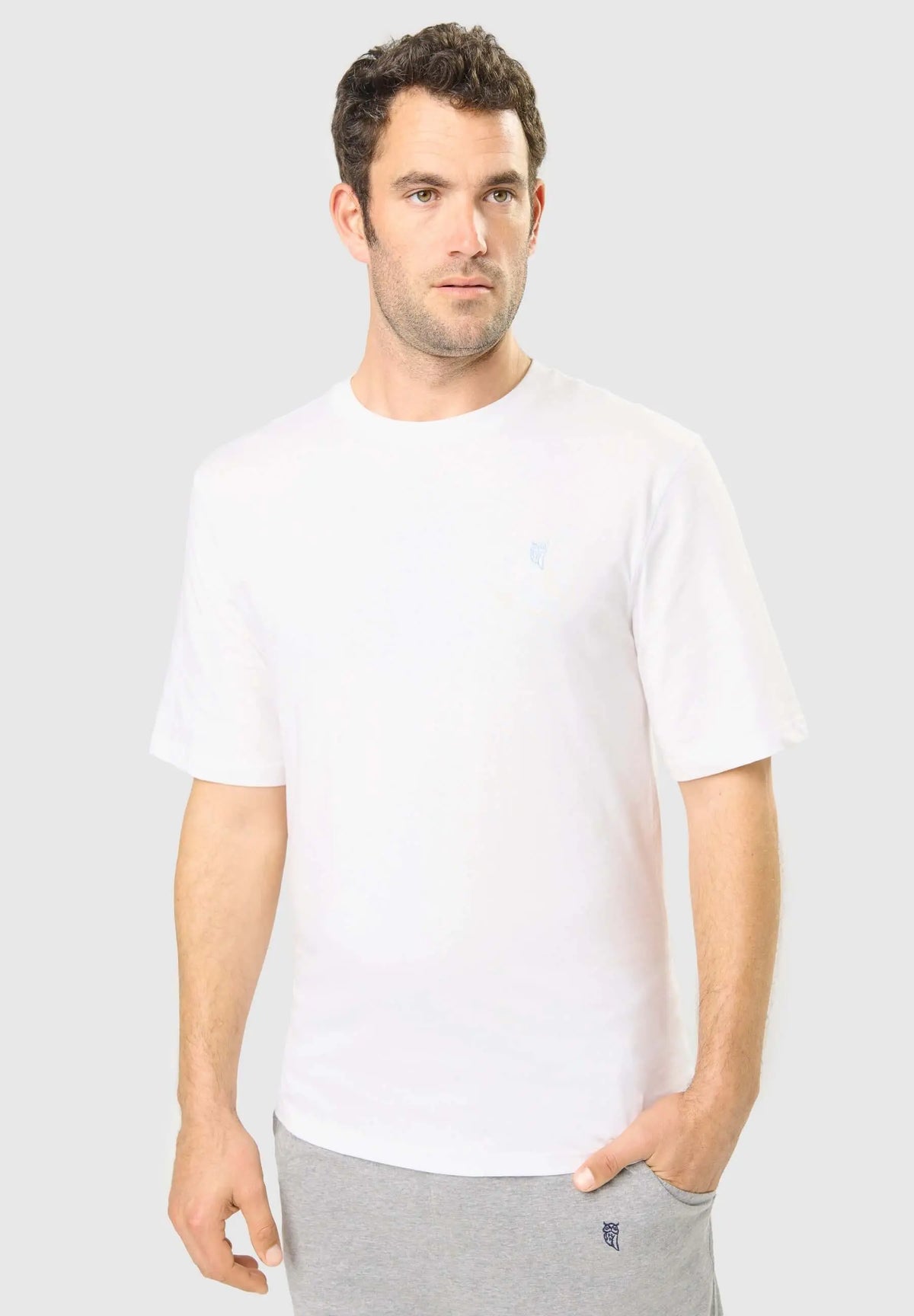 Camiseta de pijama para hombre de algodón blanco, manga corta, cuello redondo y corte recto, ajuste cómodo.