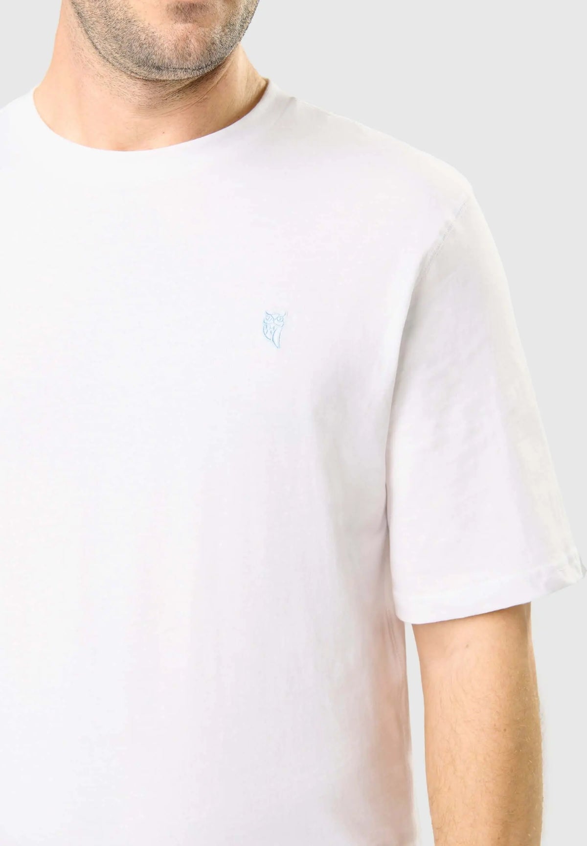 Camiseta de pijama blanca para hombre, de algodón con cuello redondo, manga corta y ajuste cómodo.