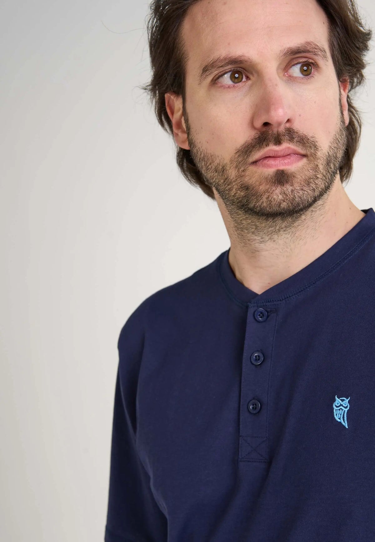 Camiseta de pijama azul para hombre en algodón, manga corta, con tapeta de botones y corte cómodo.