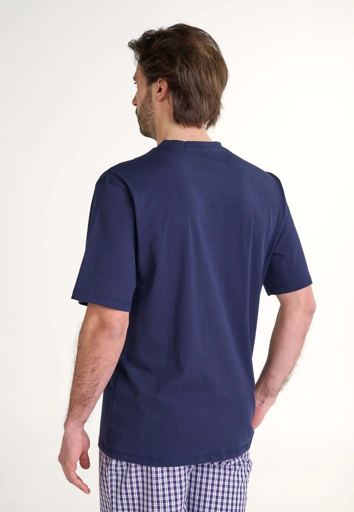Camiseta de pijama azul lisa para hombre, manga corta, ajuste cómodo y tejido de algodón suave, vista posterior.