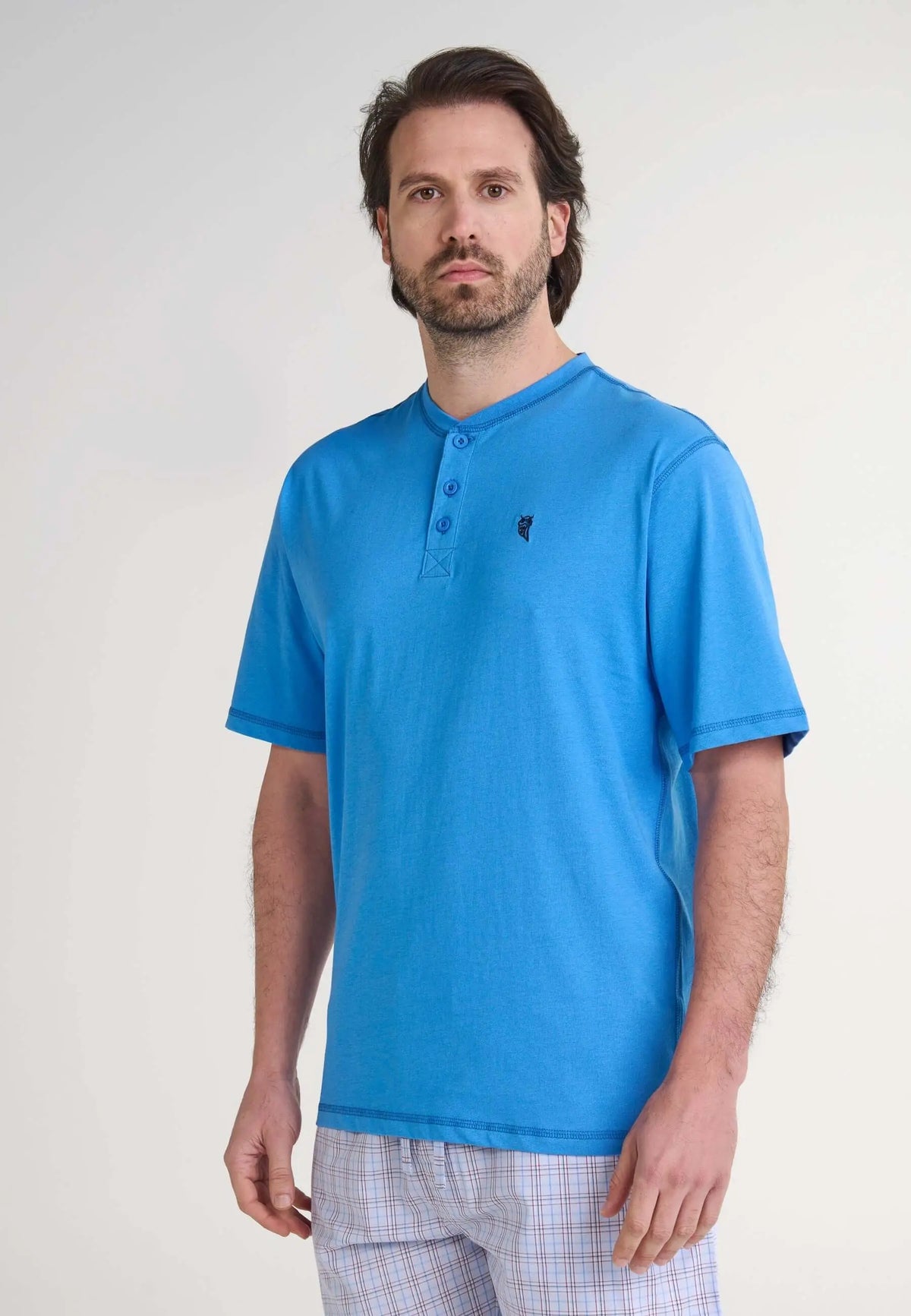Camiseta de pijama azul para hombre de algodón con manga corta, cuello con tapeta y botones, ajuste recto y cómodo.