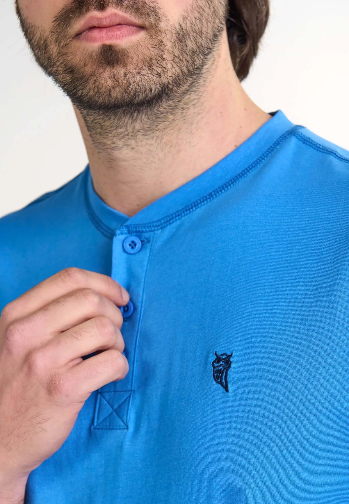 Camiseta pijama azul de hombre en algodón, manga corta con tapeta de botones y corte entallado cómodo.