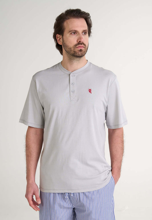 Camiseta Pijama Hombre de manga corta en color gris con cuello tapeta y logo bordado en el pecho.