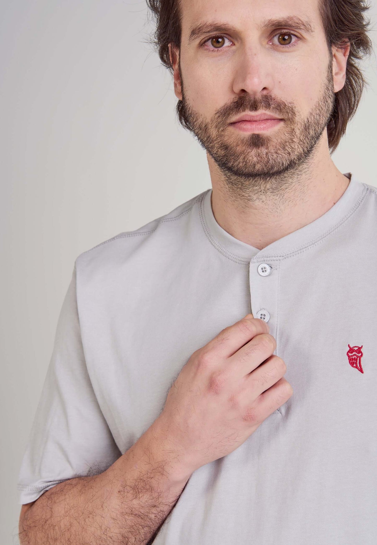 Camiseta Pijama Hombre, camiseta gris de algodón con cuello tapeta y logo bordado, ideal para uso diario.