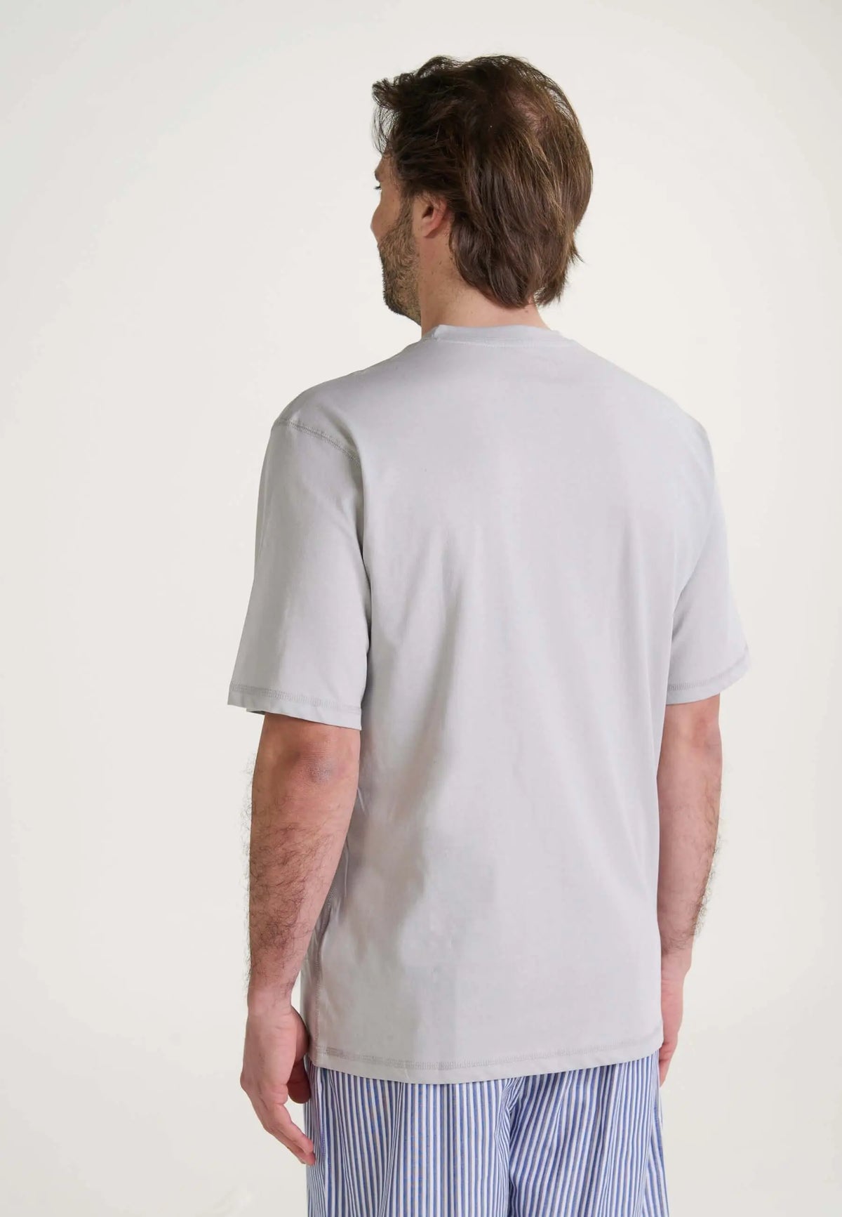 Camiseta de pijama para hombre de manga corta, color gris liso, confeccionada en algodón con ajuste cómodo.