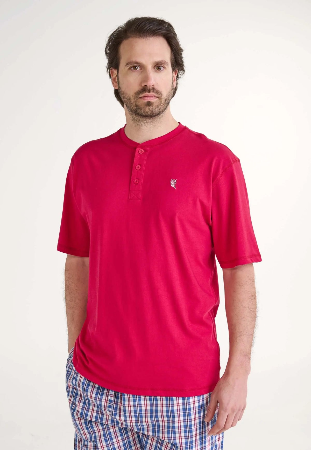 Camiseta pijama roja de hombre en algodón, manga corta, cuello con tapeta de botones y ajuste recto cómodo.