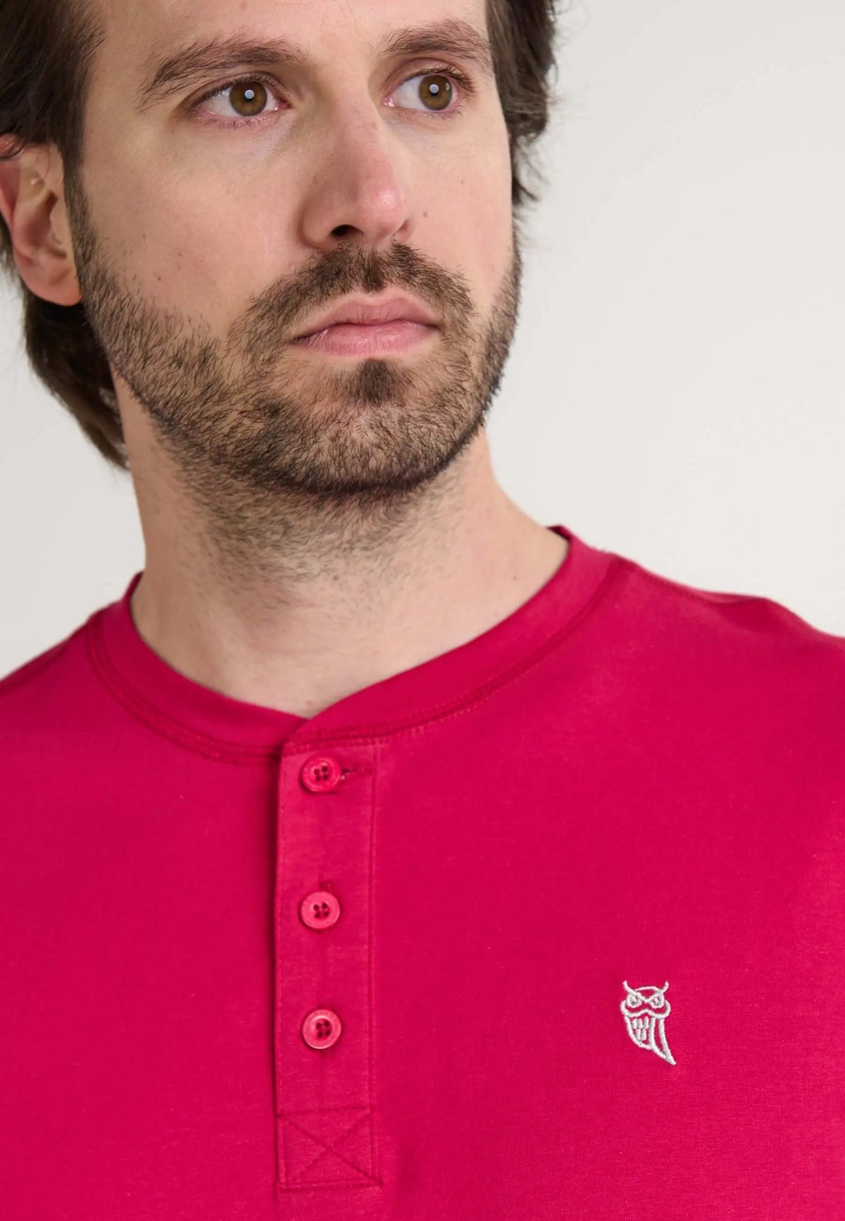 Camiseta de pijama roja para hombre en algodón, manga corta, cuello henley con tapeta de botones y ajuste cómodo.