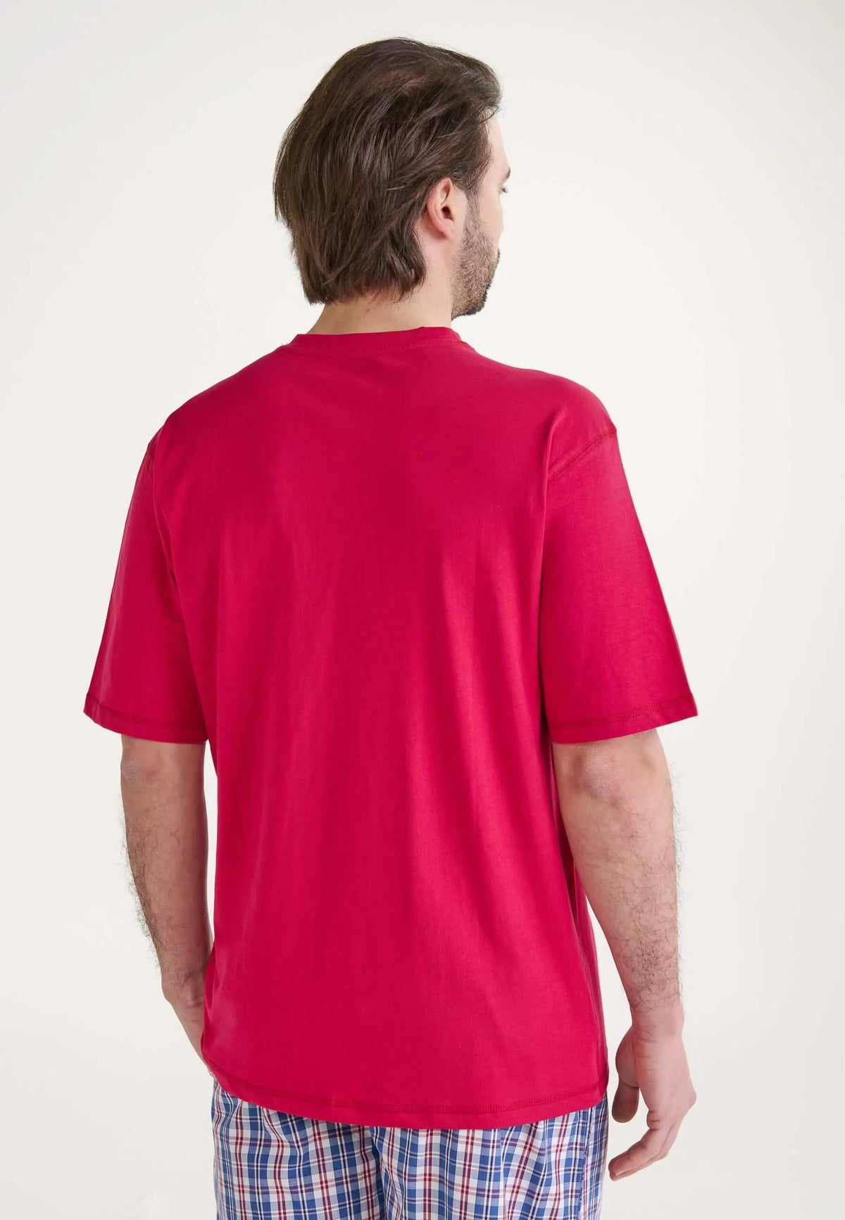 Camiseta de pijama roja para hombre de manga corta, corte clásico y tejido de algodón liso, vista desde atrás.