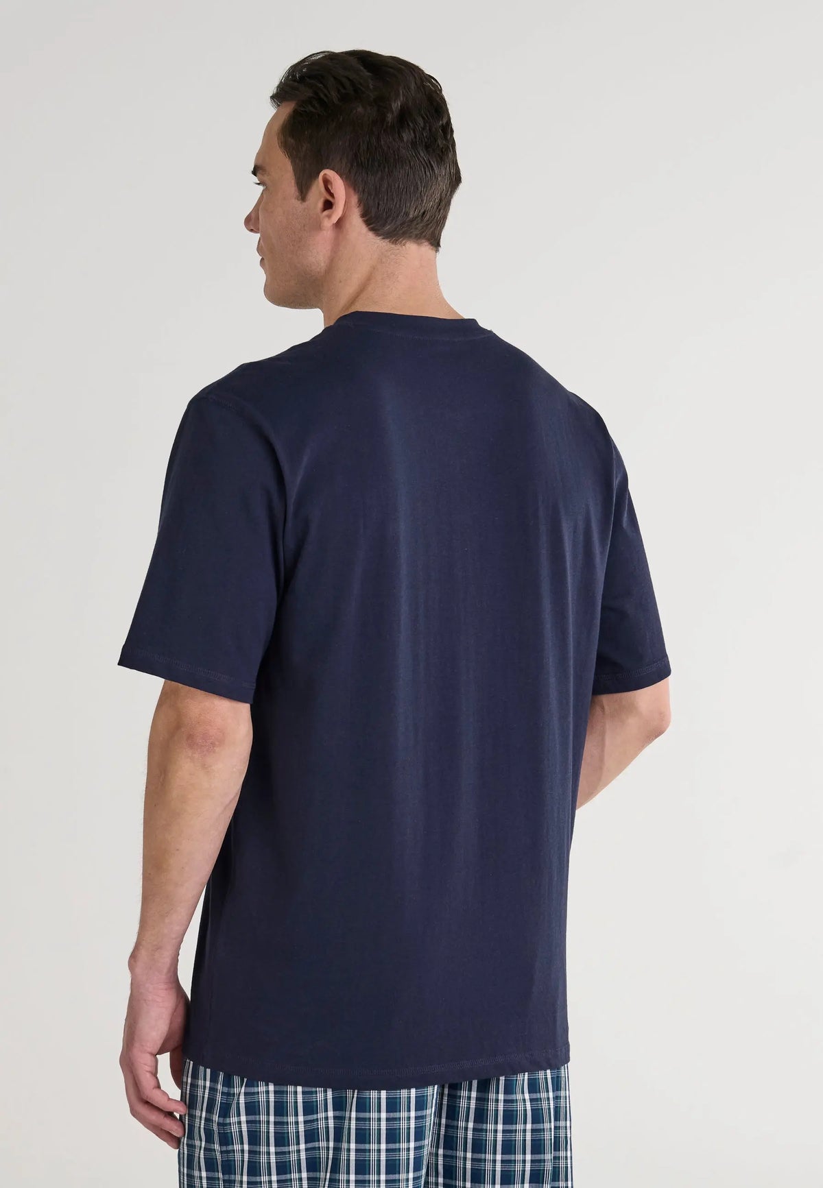 Camiseta azul marino de algodón para hombre, estilo casual, vista trasera, ideal para uso diario.