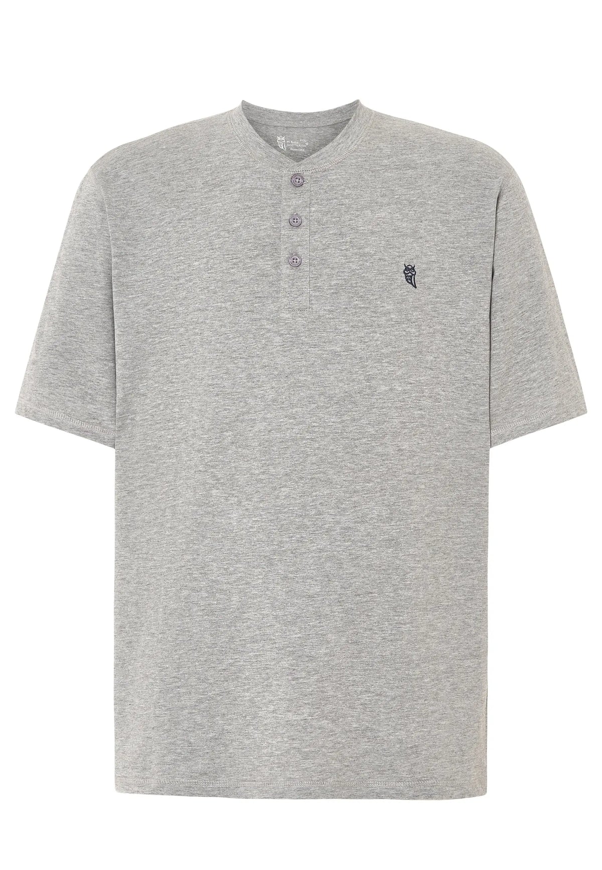 Camiseta gris de algodón, estilo casual con botones y logo bordado en el pecho, comodidad para el día a día.