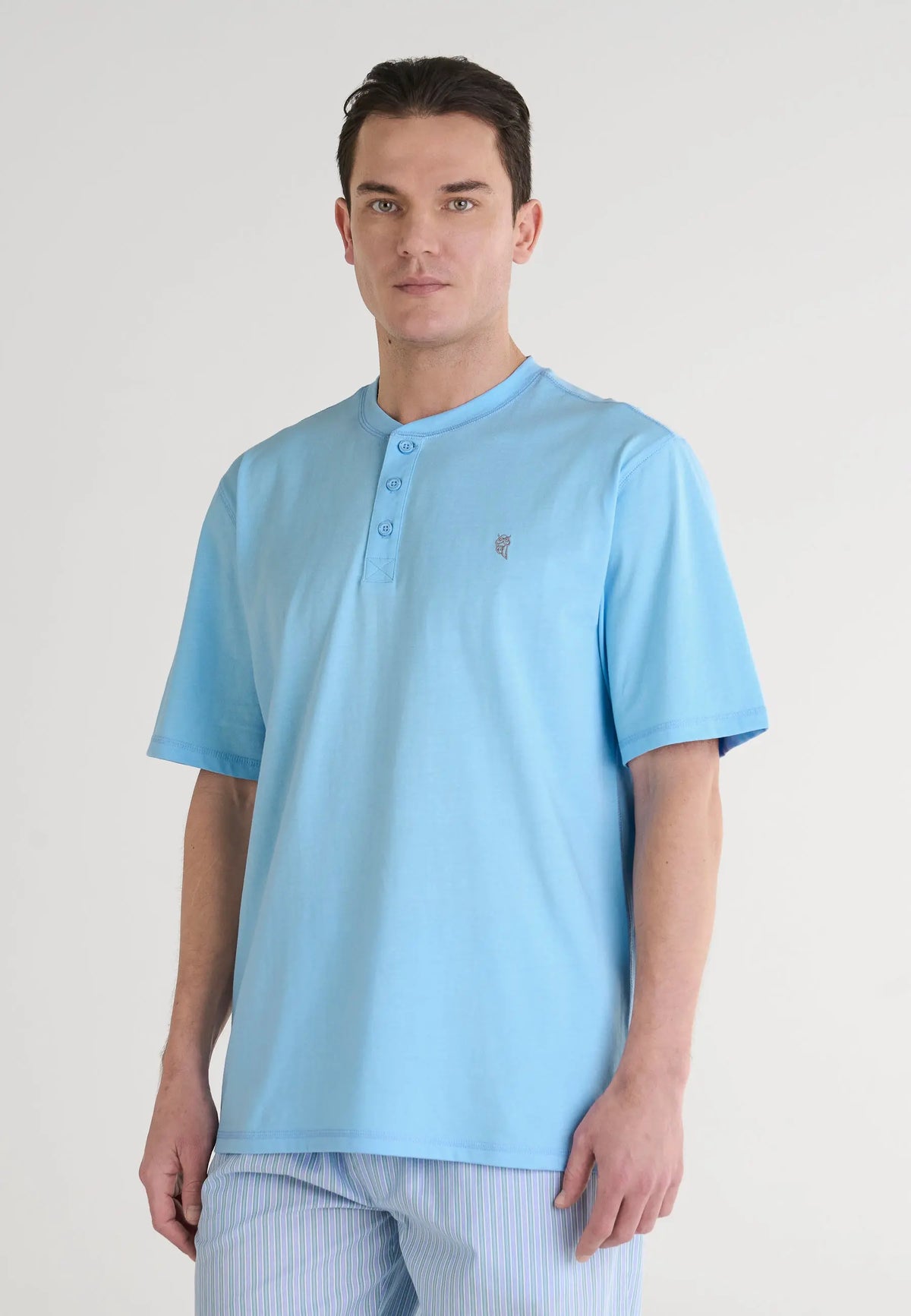 Camiseta de hombre azul claro, de algodón, estilo casual con botones y logo bordado. Ideal para uso diario.