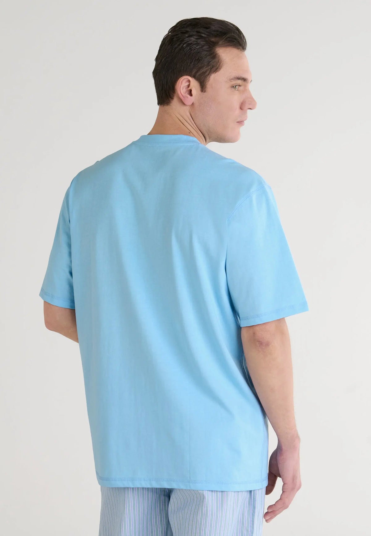 Camiseta de hombre azul claro de algodón, estilo casual, con corte clásico y manga corta.