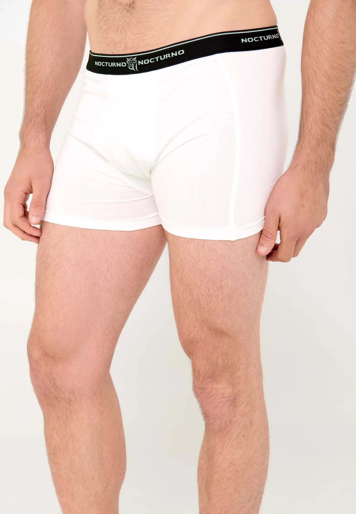 Boxer blanco de algodón de ajuste ceñido con cintura elástica negra, estilo clásico y cómodo para hombre.