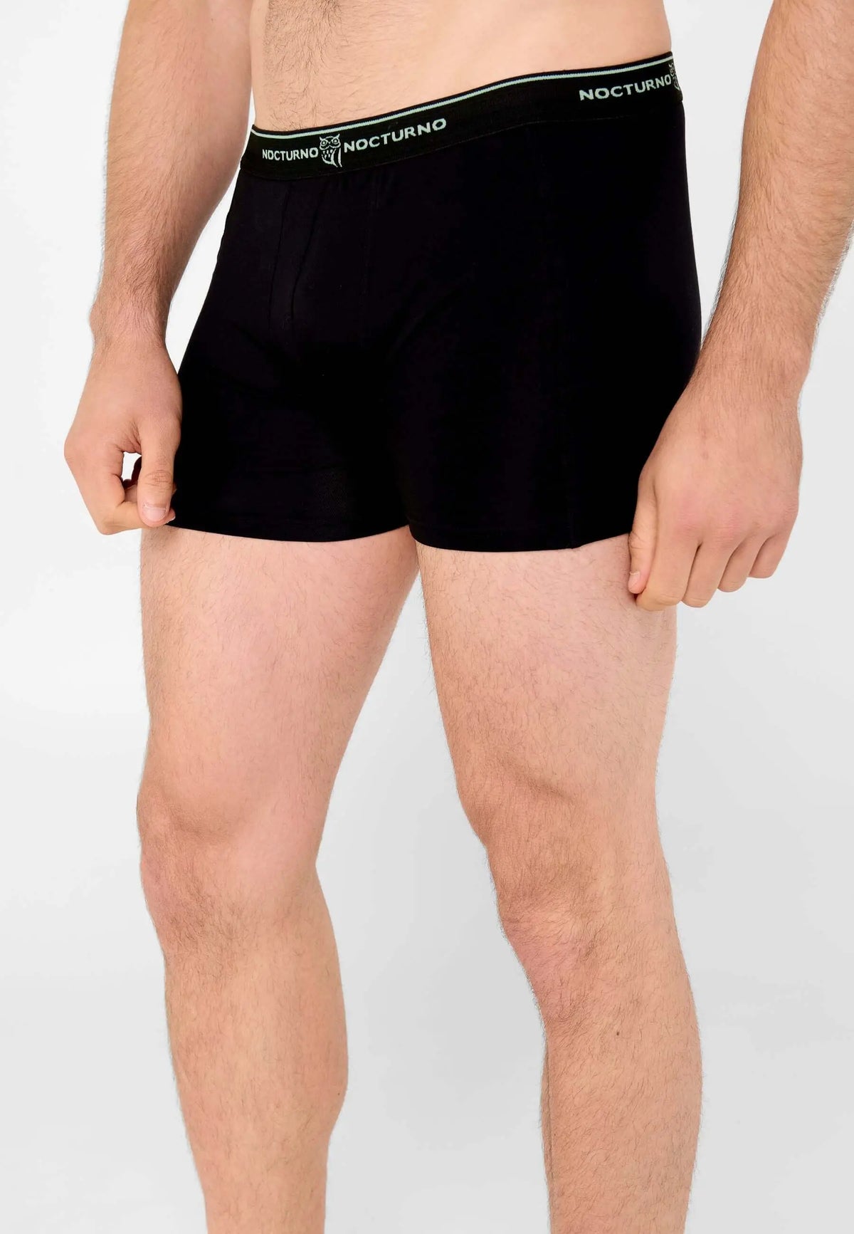 Bóxer de hombre ajustado en algodón negro de punto liso con cintura elástica cómoda.