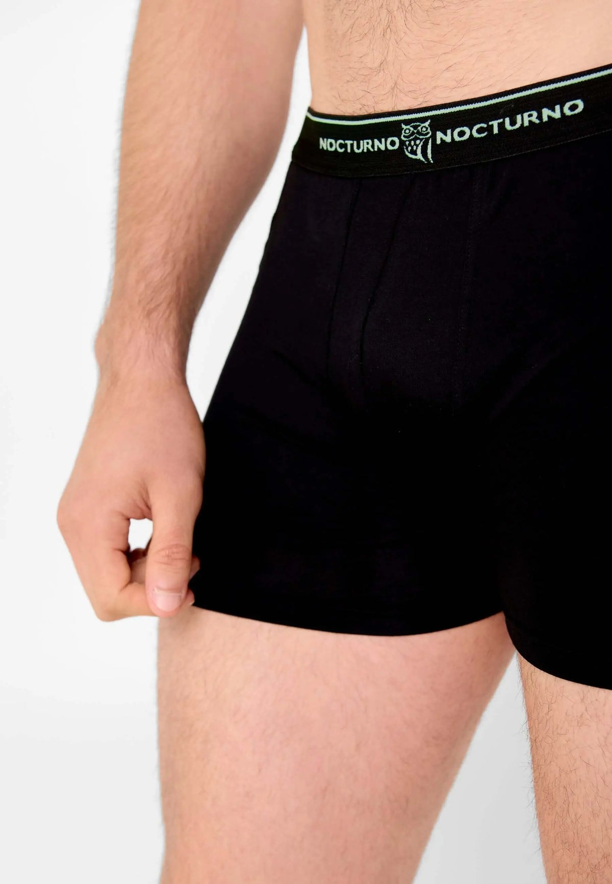 Bóxer negro de algodón de punto liso con ajuste ceñido y banda elástica en la cintura, ideal para uso diario.