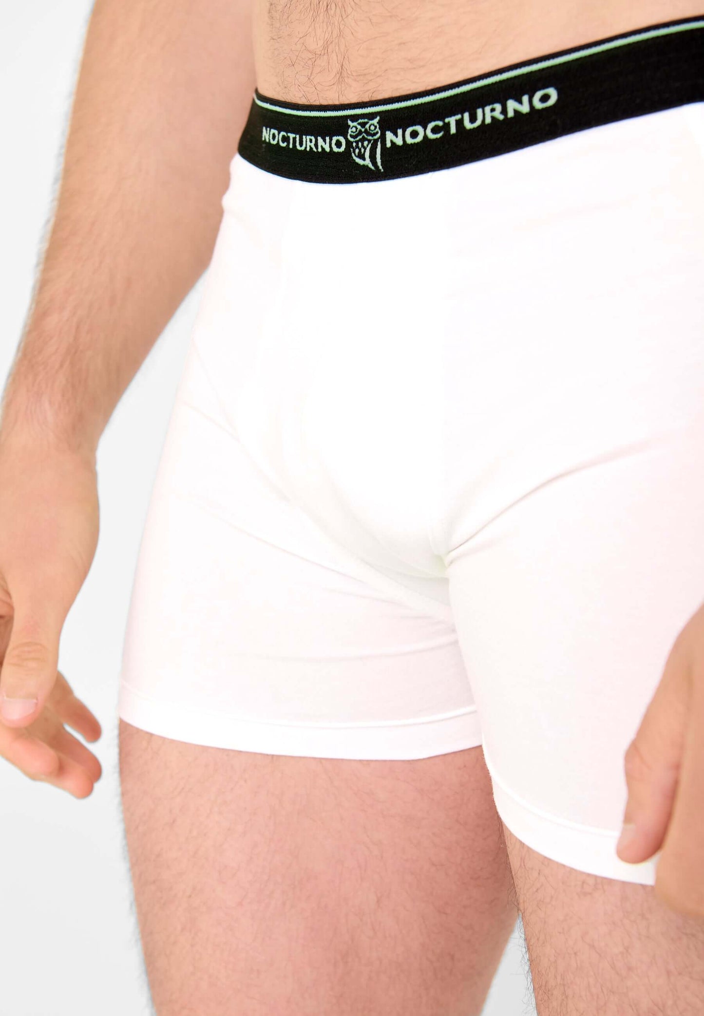 Bóxer de hombre ajustado en algodón blanco de punto liso con cintura elástica negra y detalles en contraste.