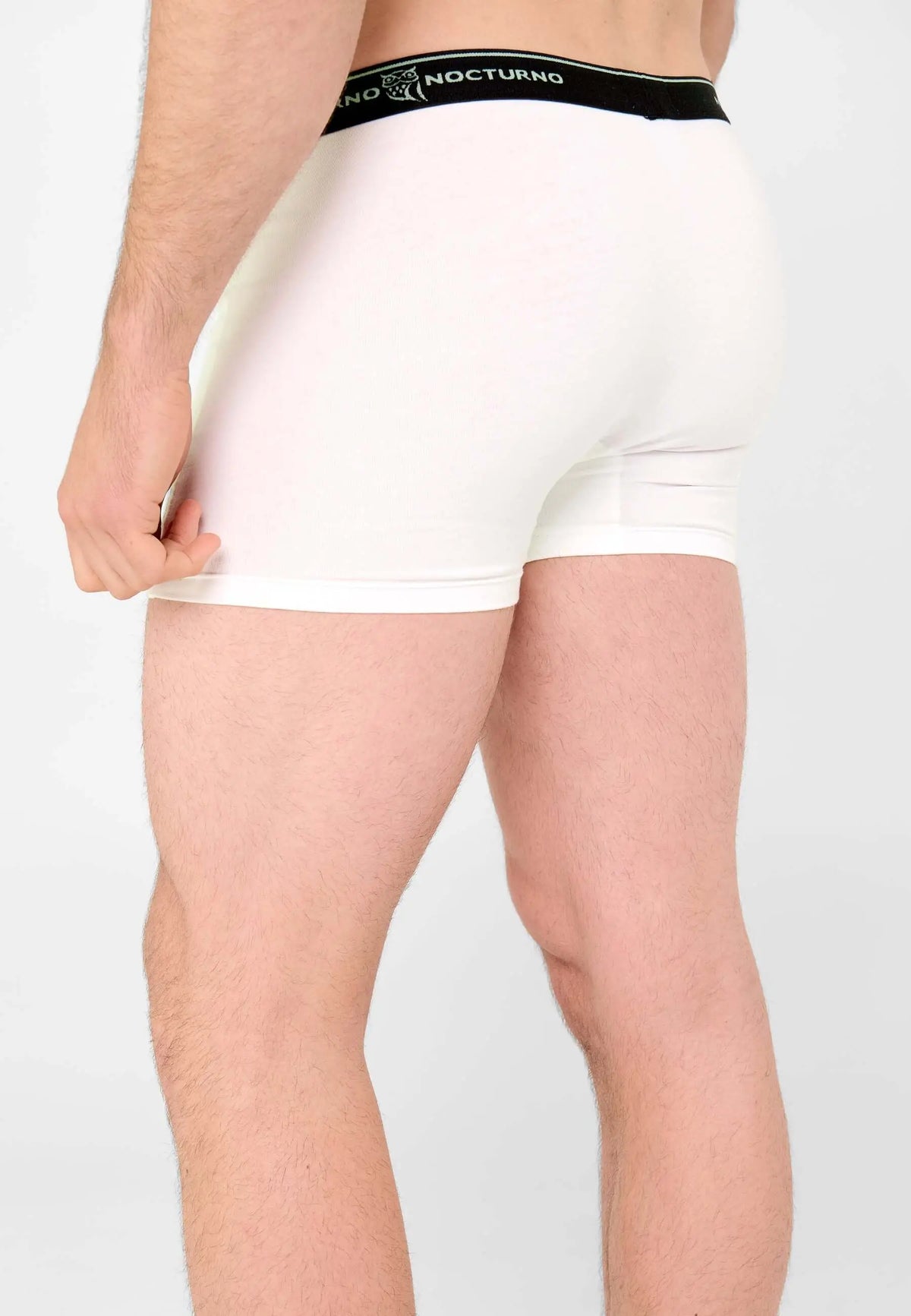 Bóxer de hombre en algodón blanco de punto liso con ajuste ceñido y cintura elástica negra.