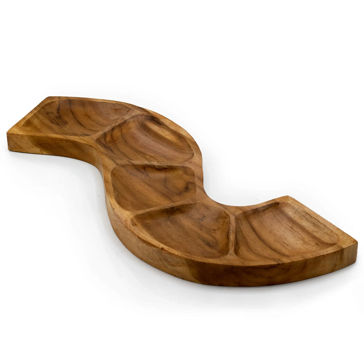 Cuenco de madera de teca con forma de serpiente y cuatro compartimentos, con tono natural y veteado distintivo.