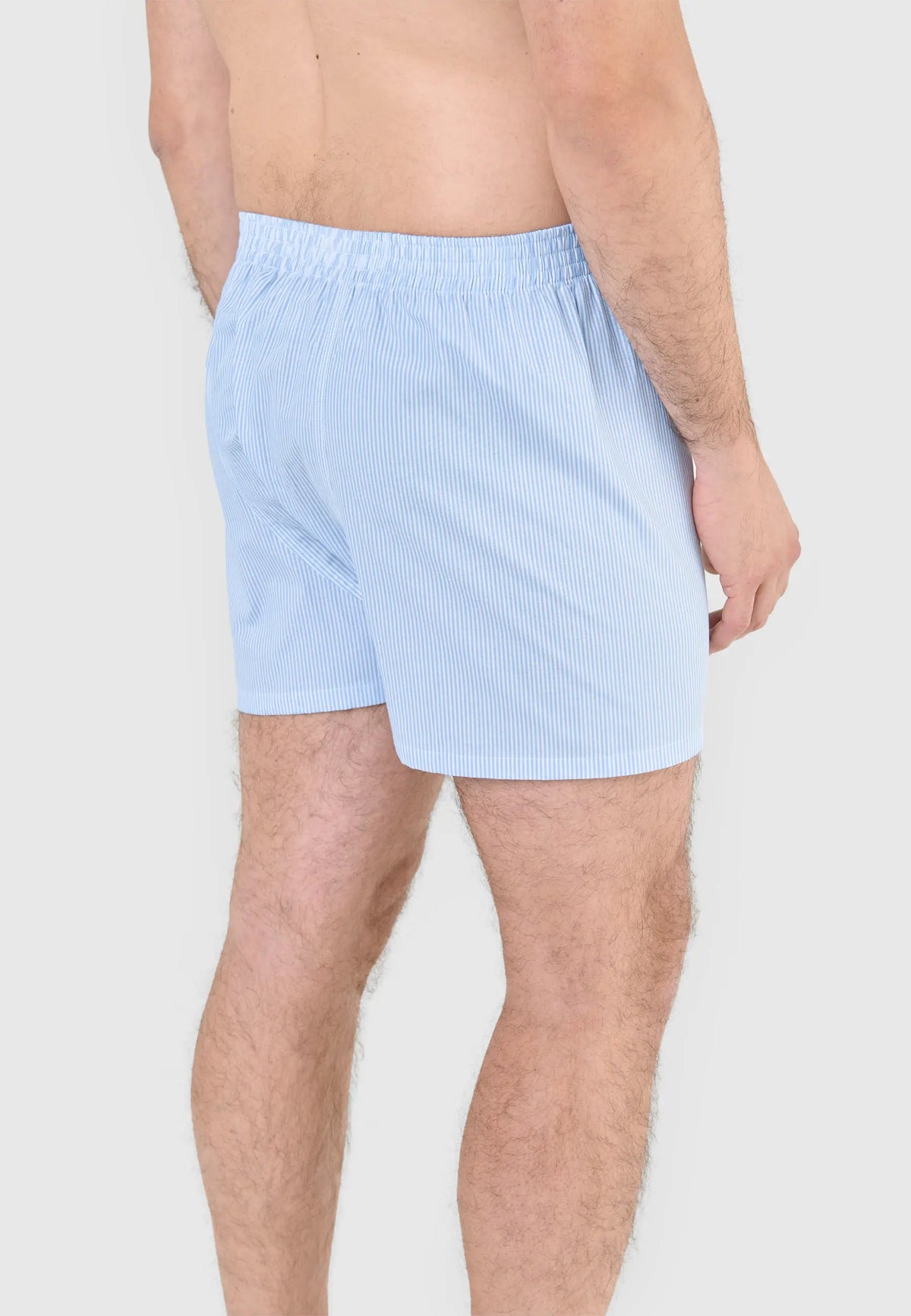 Bóxer de hombre azul claro con rayas finas, tejido suave y cómodo, ideal para uso diario.