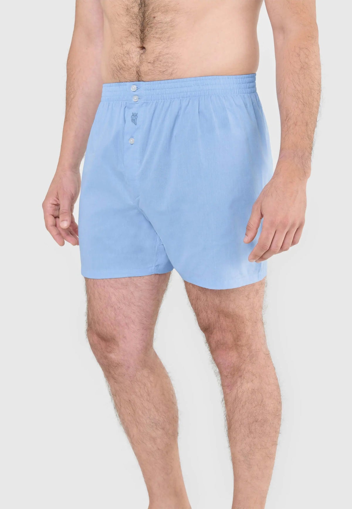 Calzoncillo bóxer para hombre de algodón celeste, estilo holgado con cintura elástica y botones frontales.