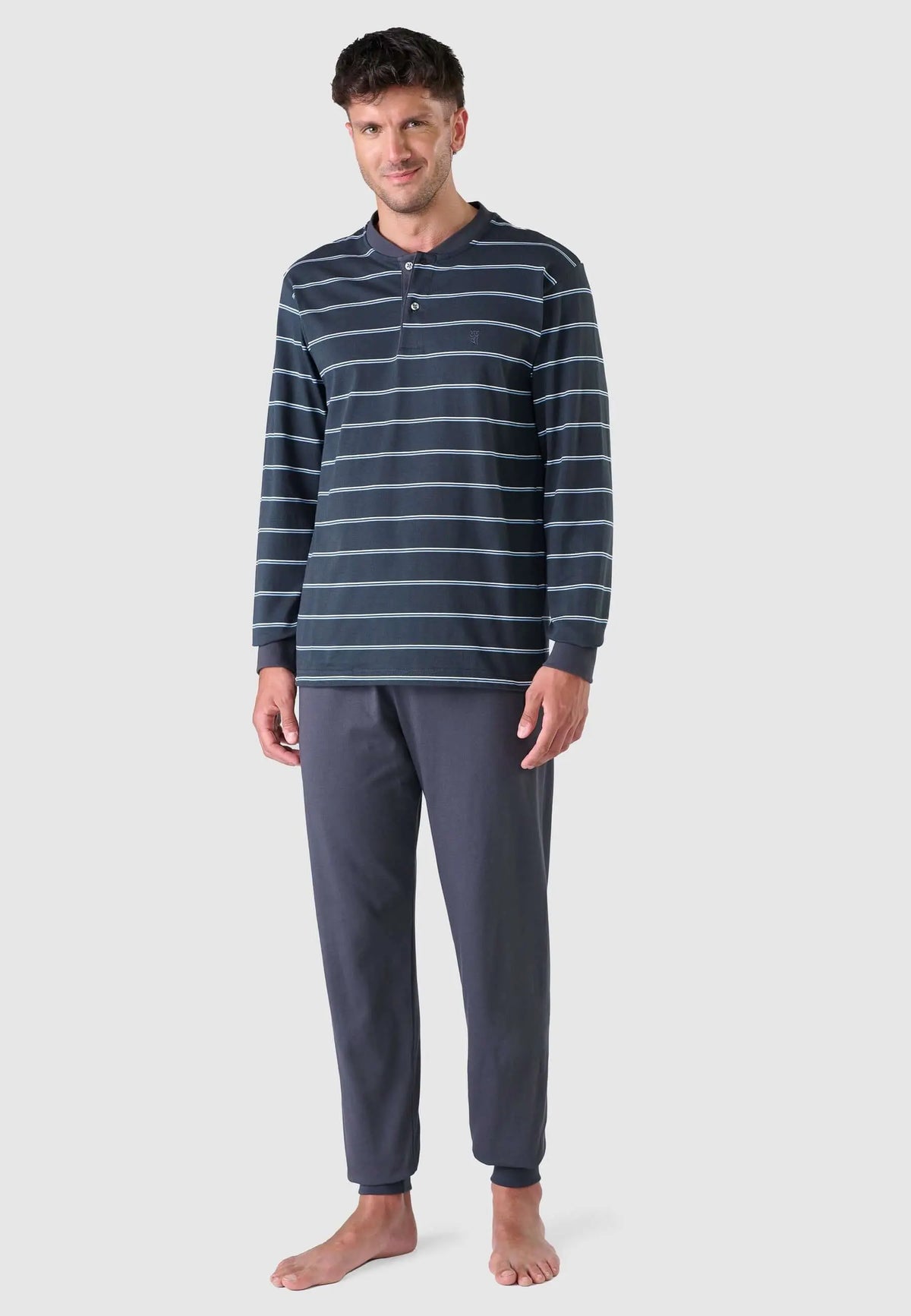 Pijama de invierno para hombre, camiseta de punto a rayas con tapeta y pantalón gris de algodón, ajuste cómodo.