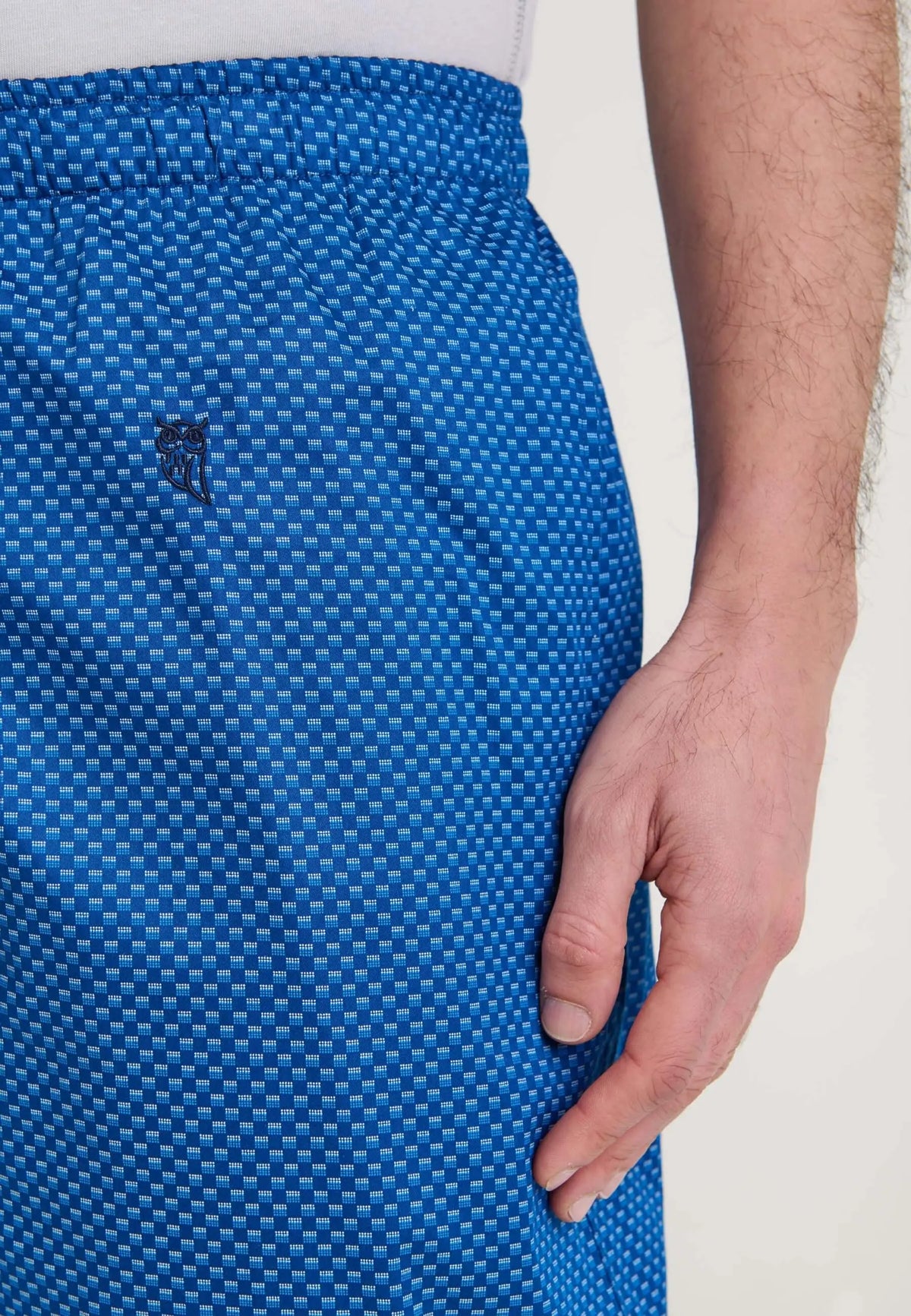 Pantalón de pijama largo para hombre de algodón popelín en azul con estampado geométrico y ajuste de cintura elástica.