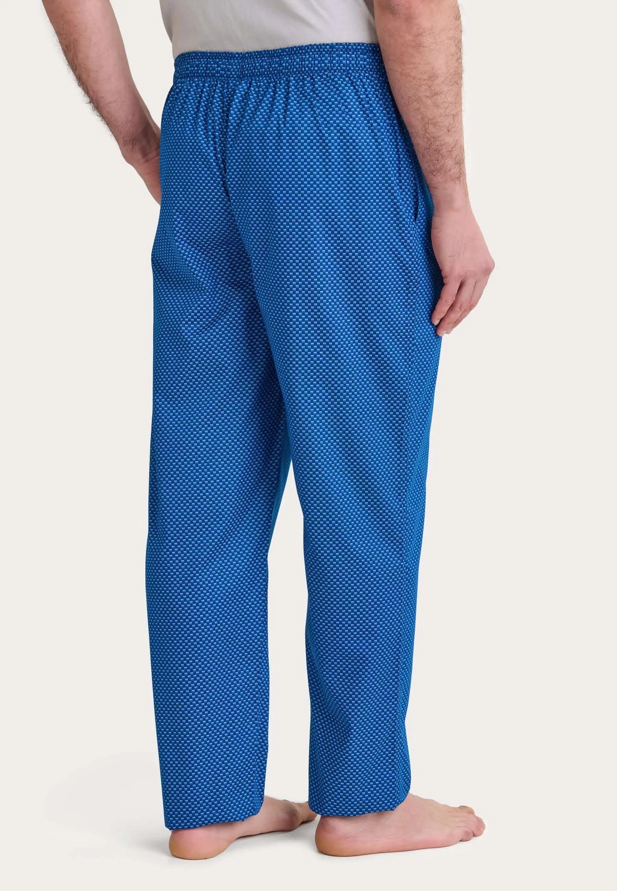 Pantalón largo de pijama para hombre en algodón popelín azul con estampado geométrico y ajuste holgado y cómodo.