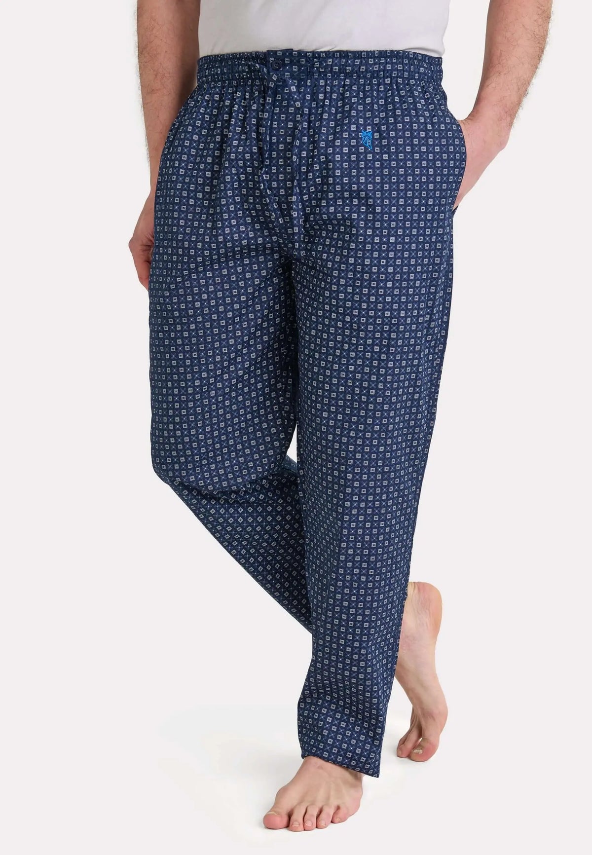 Pantalón largo de pijama para hombre en algodón popelín azul con estampado geométrico y ajuste holgado cómodo.