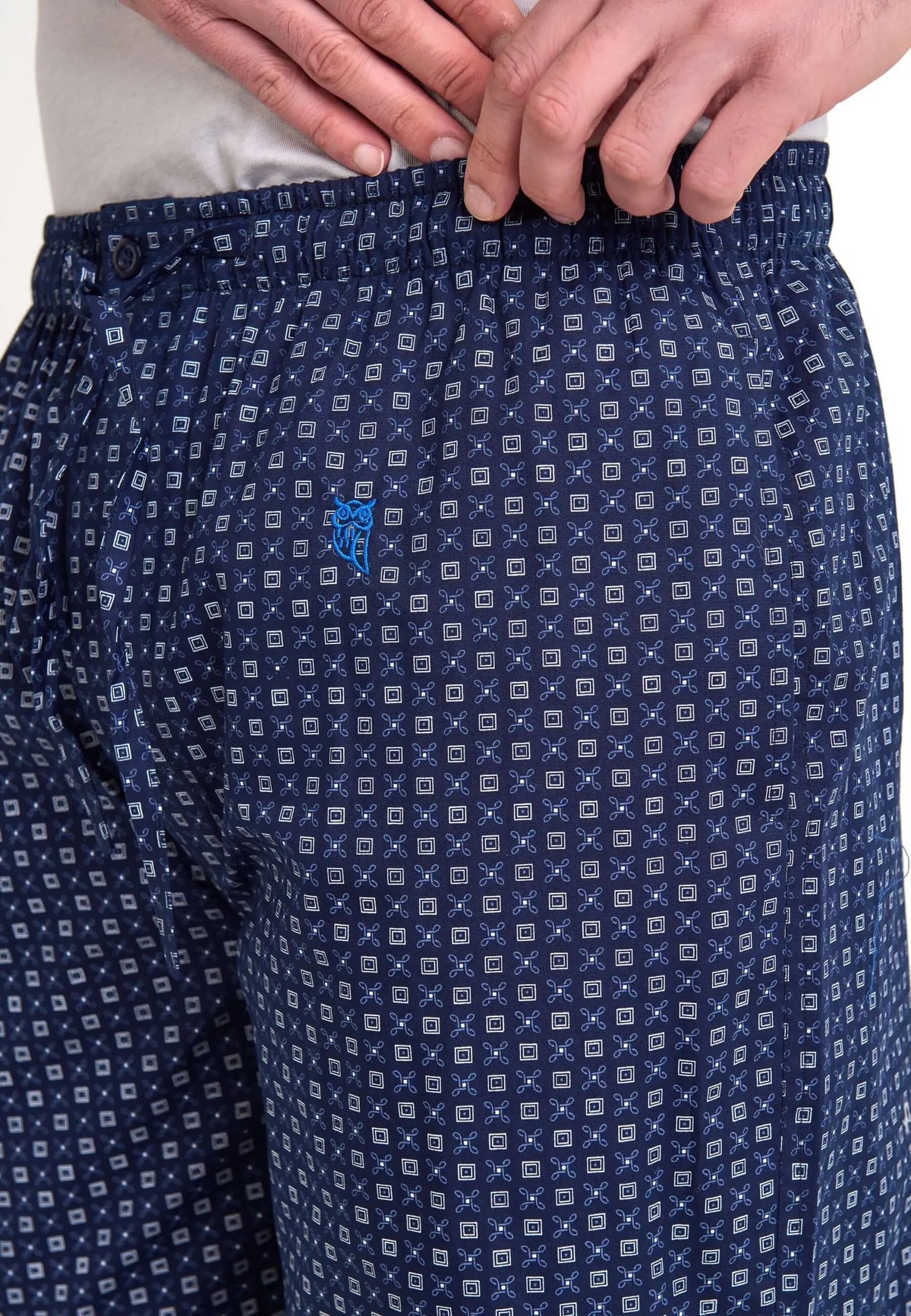 Pantalón de pijama largo para hombre, azul de algodón popelín con estampado geométrico y ajuste holgado.