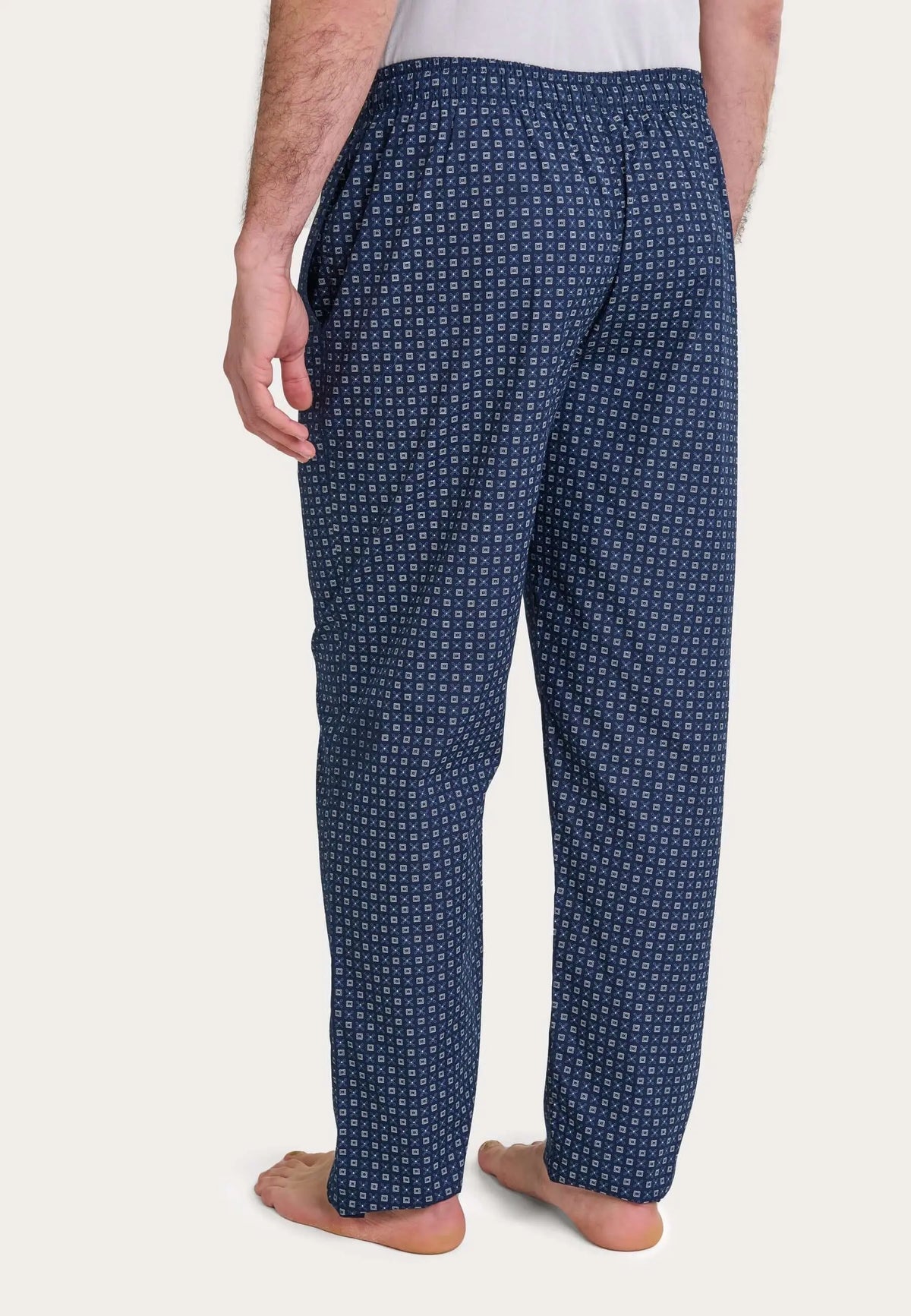 Pantalón de pijama largo para hombre en algodón azul con estampado geométrico, corte holgado y cintura elástica.