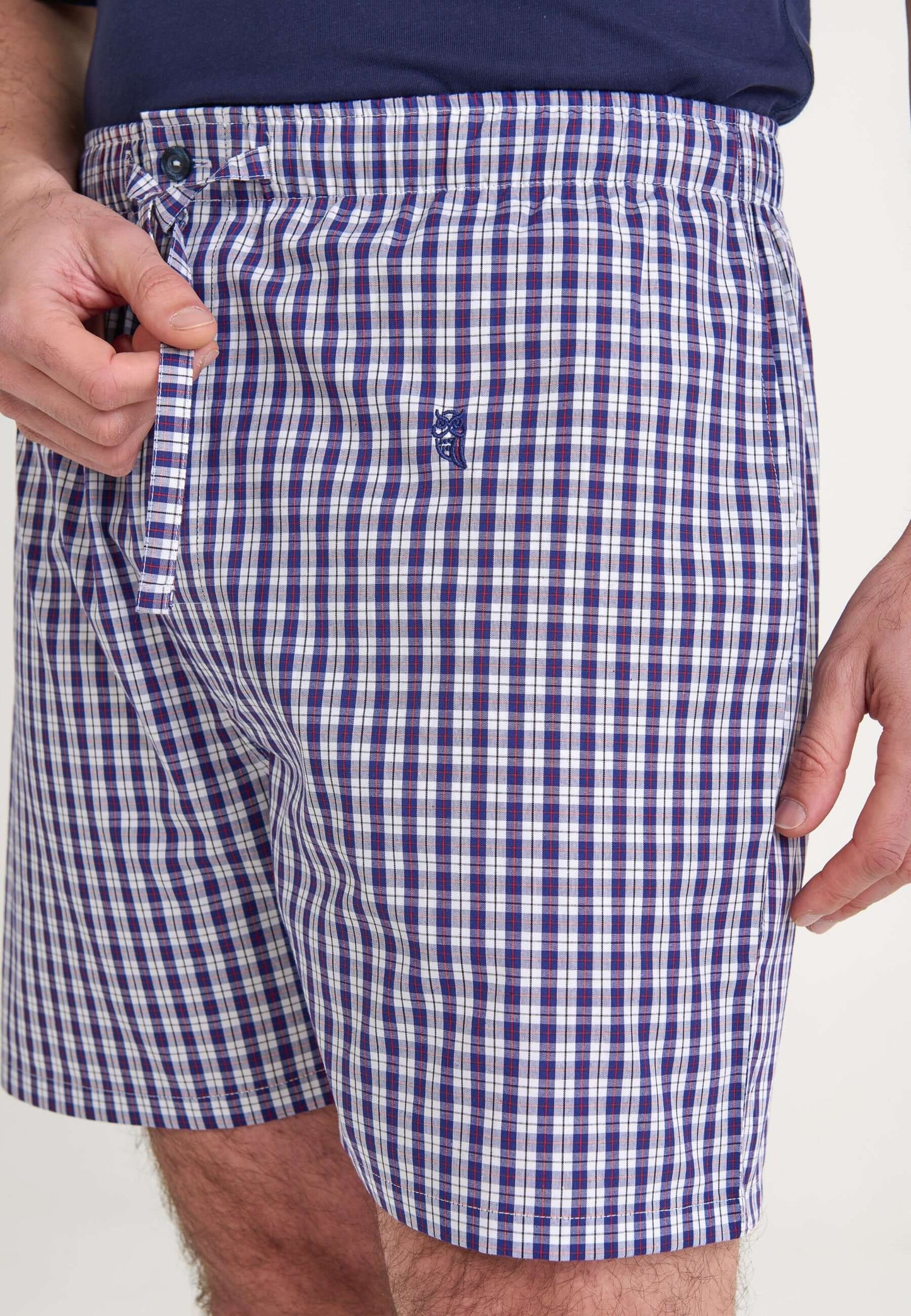 Pantalón Pijama Hombre Corto en cuadros marino y blanco con rayas rojas, tejido de algodón suave.