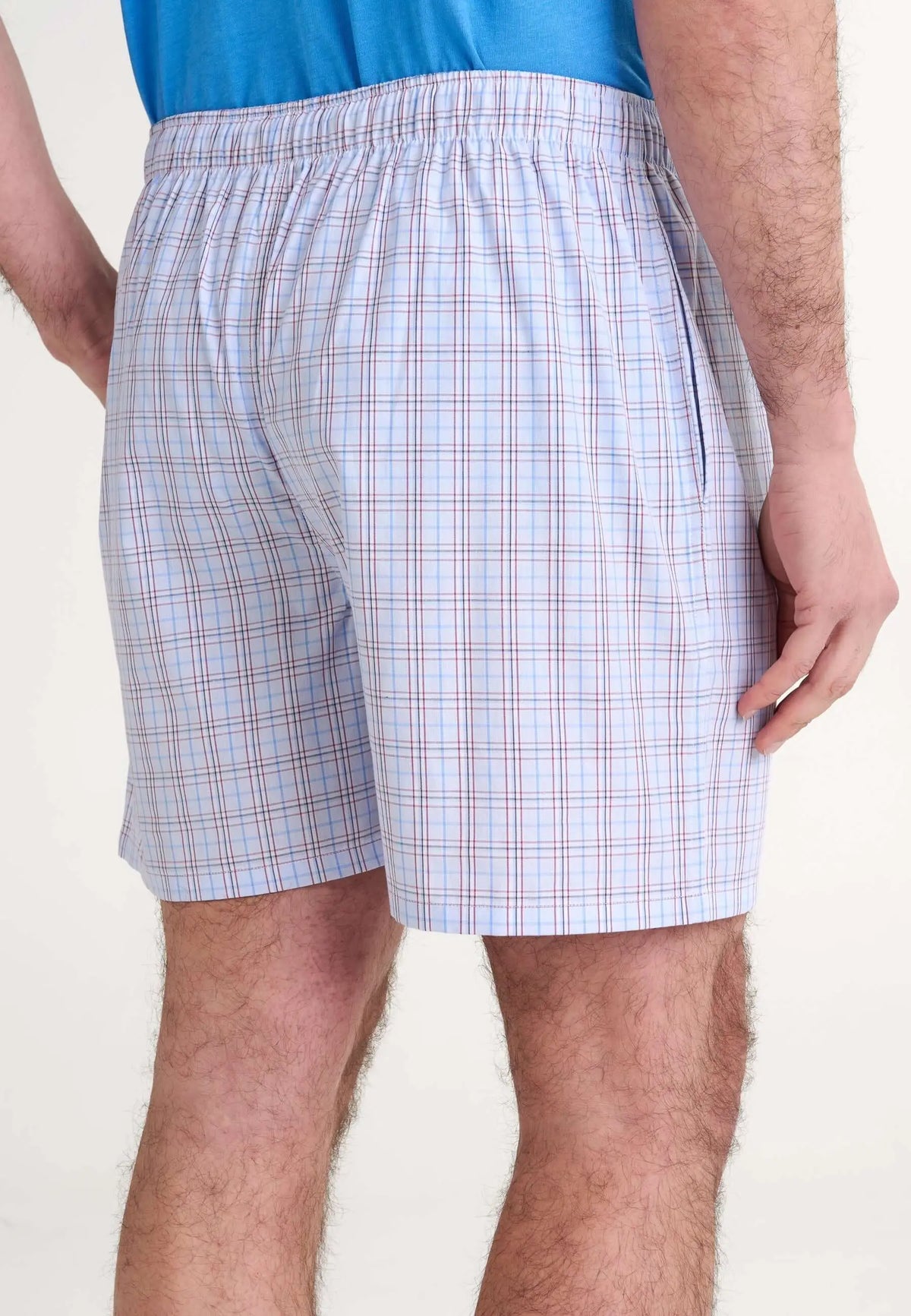 Pantalón corto de pijama para hombre en popelín de cuadros azules, con ajuste cómodo y cintura elástica.