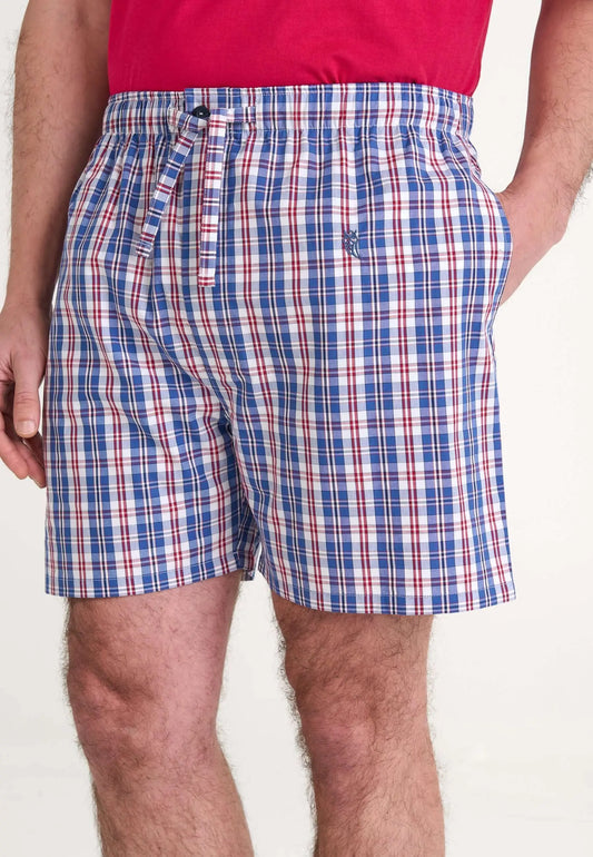 Pantalón corto de pijama para hombre en popelín de cuadros azules y rojos con cintura elástica y cordón ajustable.
