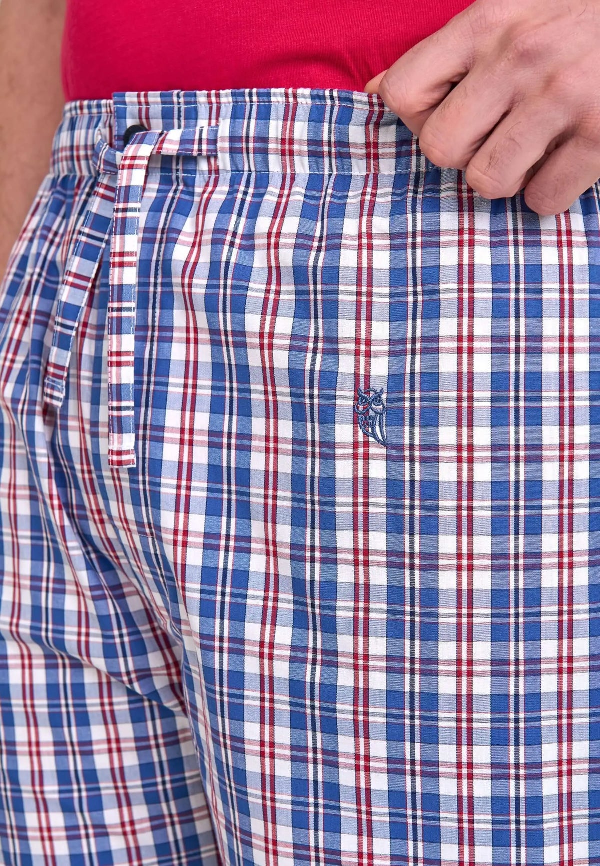 Pantalón corto de pijama para hombre en popelín de cuadros azules y rojos con cintura elástica y cordón ajustable.