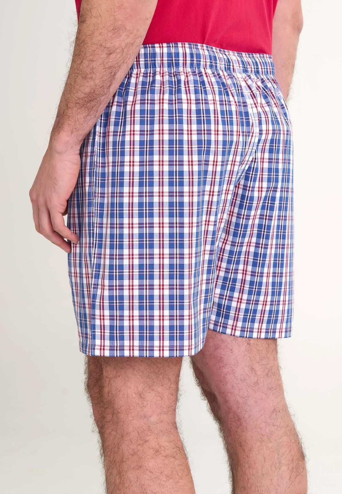 Pantalón corto de pijama para hombre en popelín de cuadros azules, blancos y rojos con ajuste holgado y cómodo.