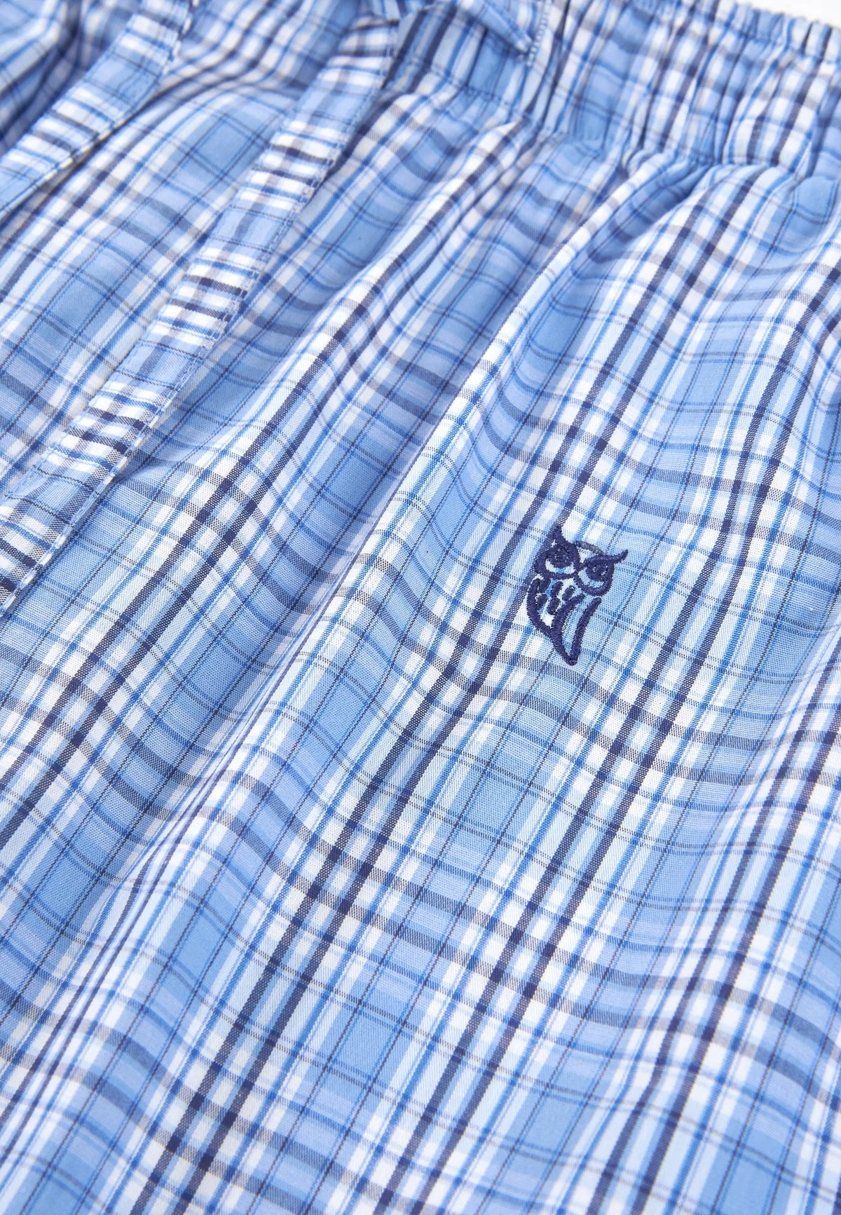 Pantalones cortos de cuadro azul y blanco, algodón suave, con bordado en la parte frontal. Ideal para uso diario.