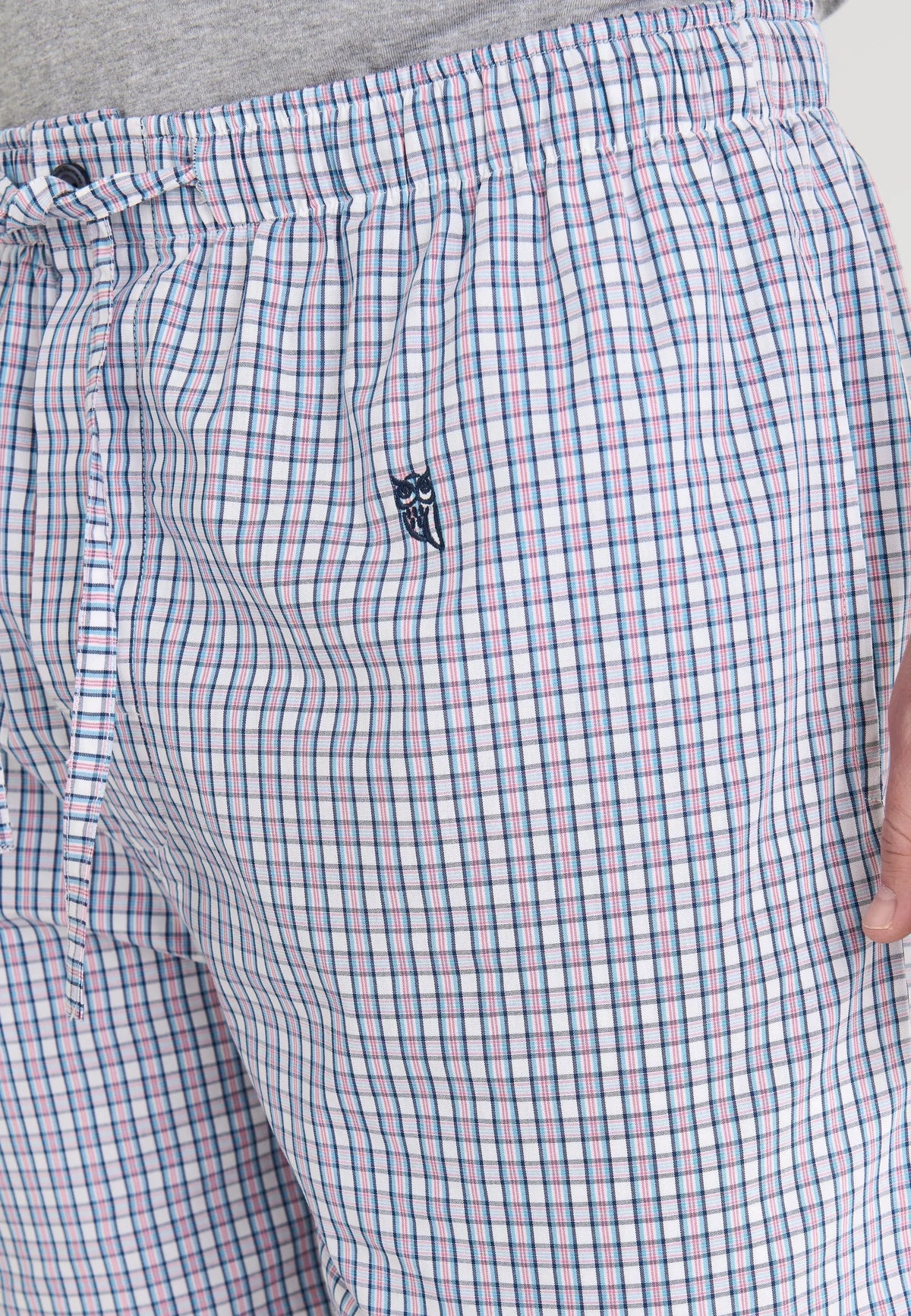 Pantalones cortos de cuadros en azul, blanco y rosa, 100% algodón, estilo casual, con cintura elástica y cordón ajustable.