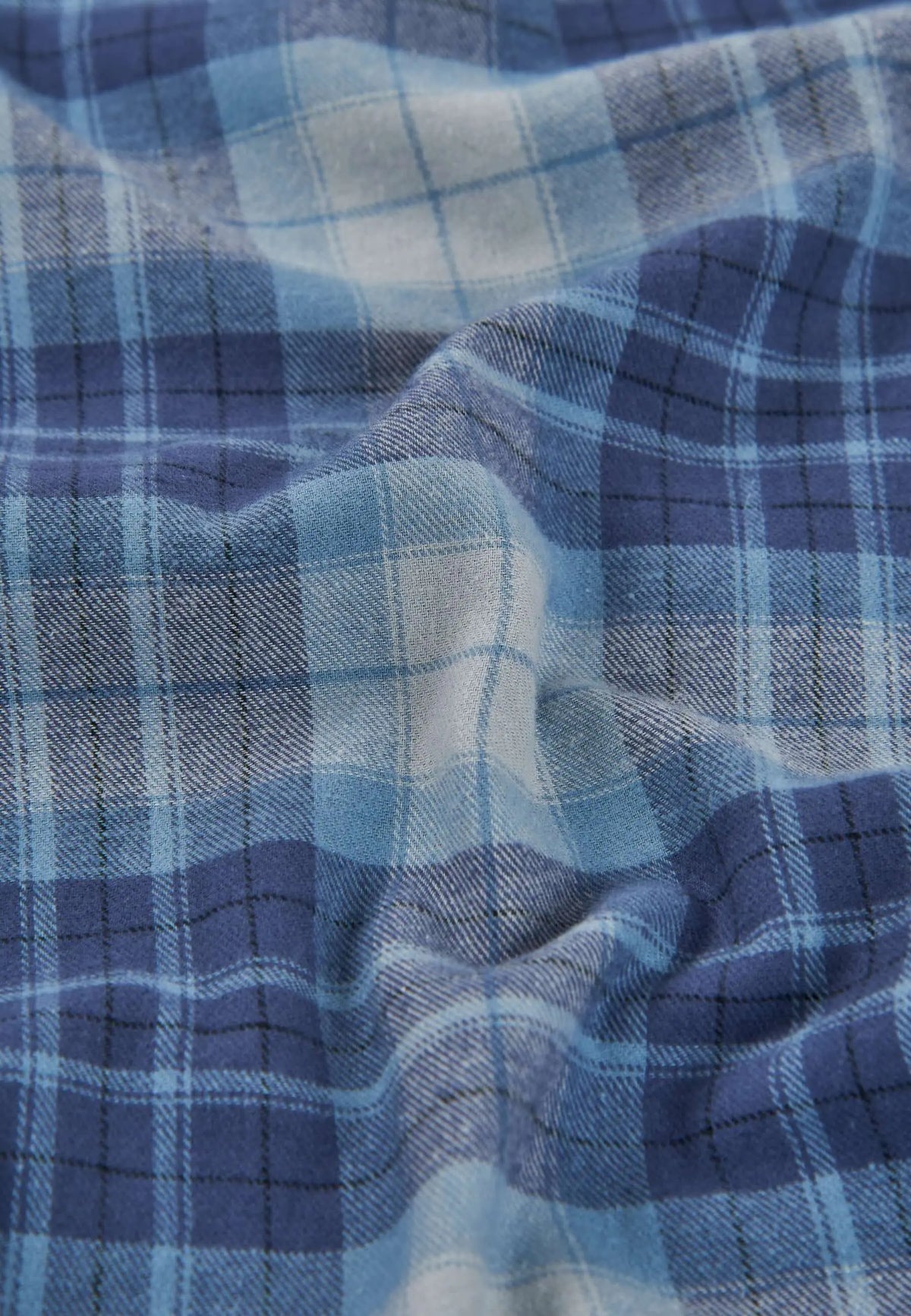 Tejido de algodón franela suave con estampado de cuadros en tonos azules para pantalón de pijama de hombre.