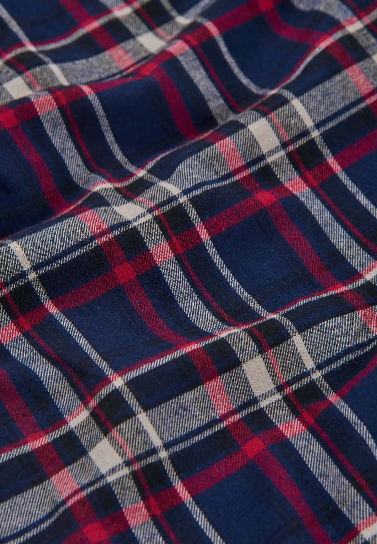Pantalón de pijama para hombre de franela de algodón con estampado de cuadros azul, rojo y blanco, textura suave.