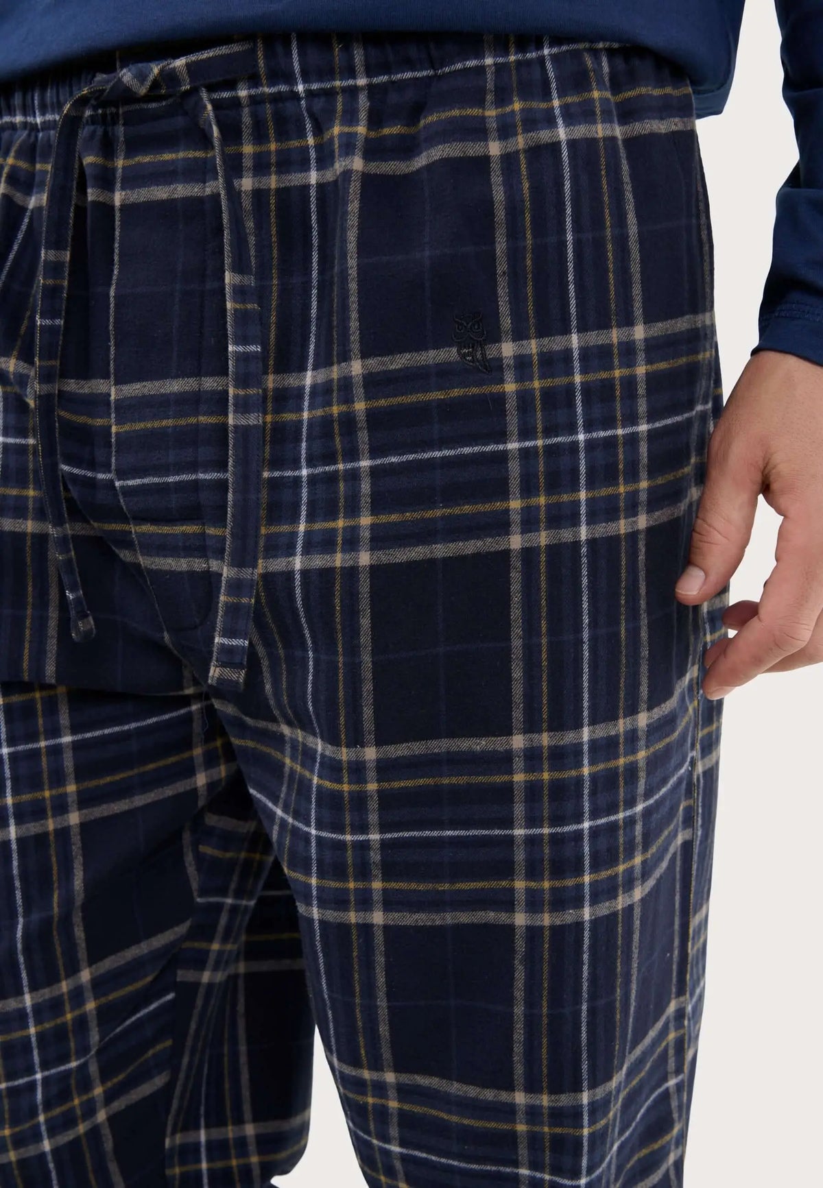 Pantalón de pijama hombre en franela de algodón azul, diseño a cuadros, corte recto y ajuste con cordón en la cintura.
