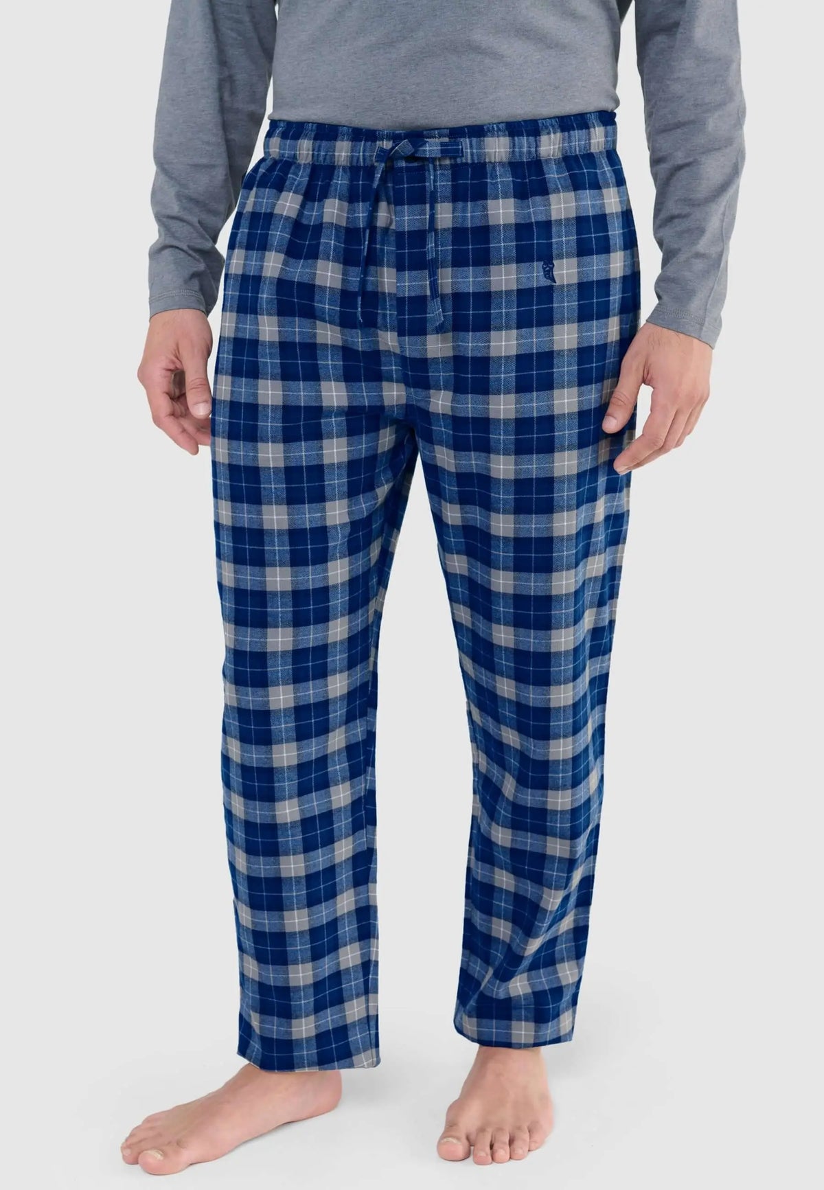 Pantalón de pijama para hombre de franela de algodón en cuadros azules y grises, corte recto con ajuste cómodo.