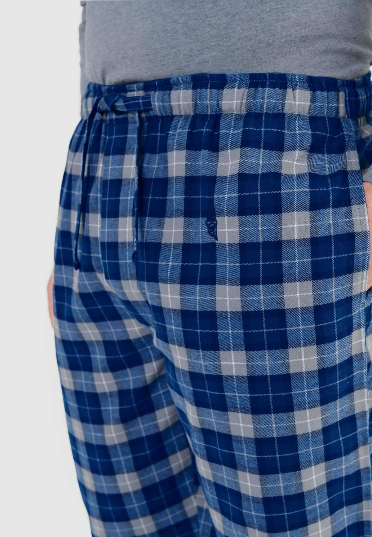 Pantalón de pijama para hombre de franela a cuadros azules y grises, con cintura elástica ajustable y corte cómodo.