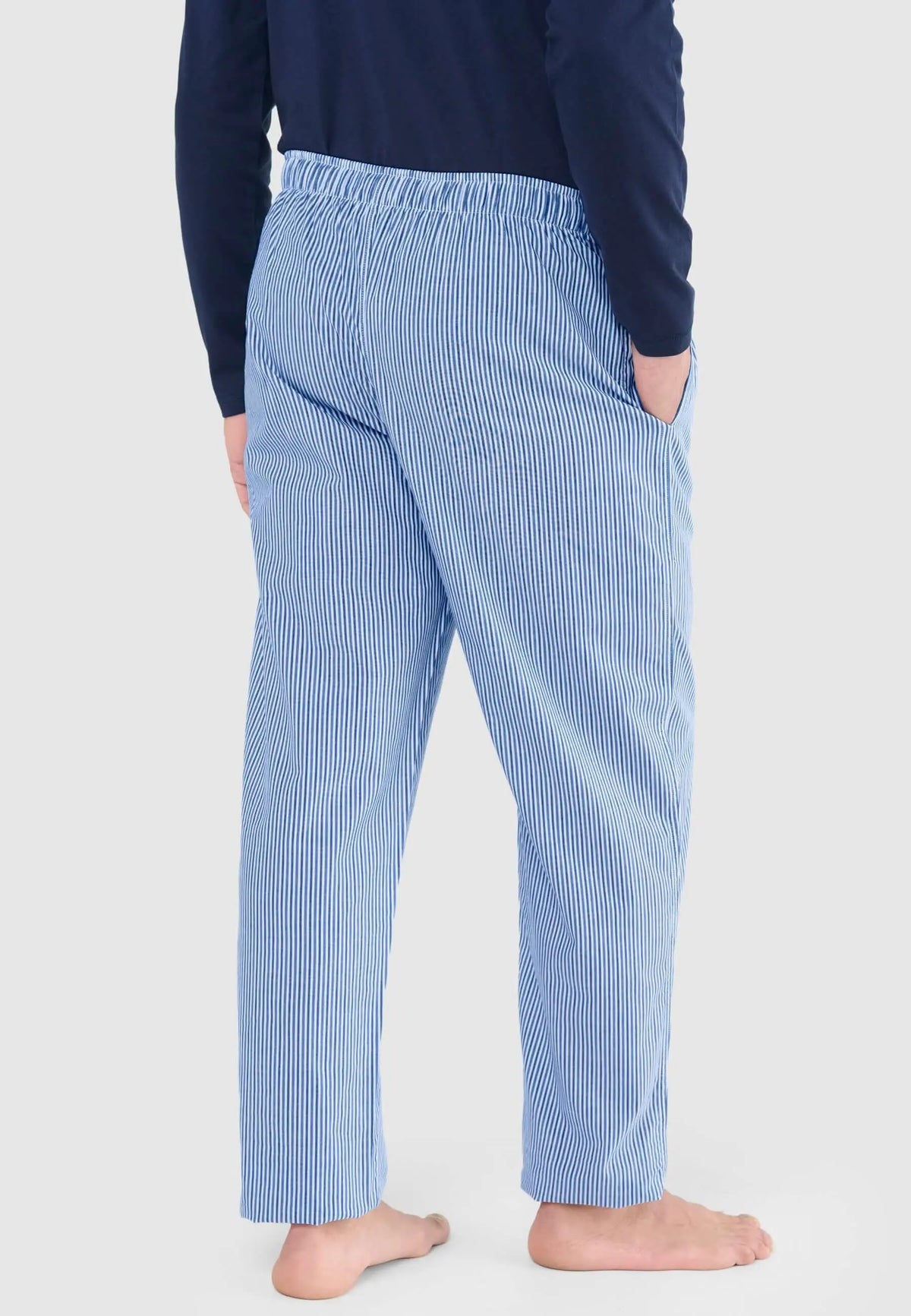 Pantalón de pijama largo para hombre de algodón popelín, diseño de rayas azules y blancas con ajuste cómodo.