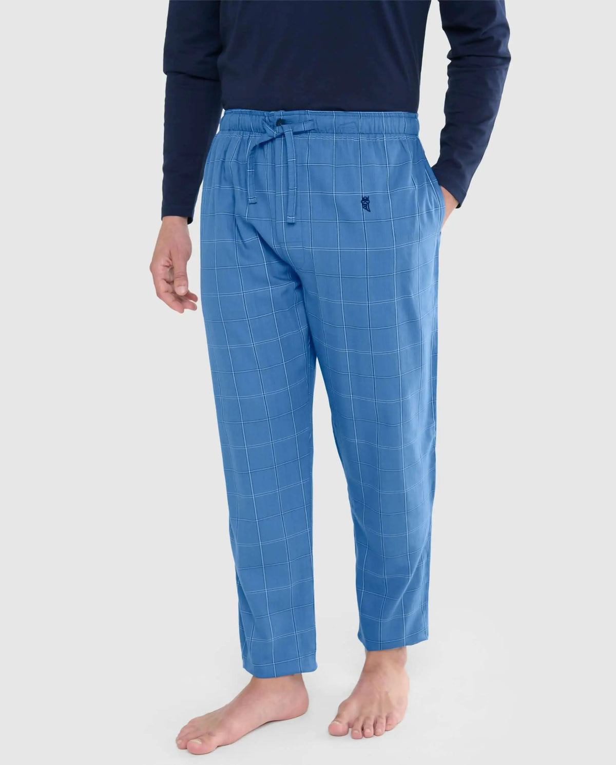 Pantalón largo de pijama para hombre en algodón popelín azul con estampado de cuadros, corte recto y cintura ajustable.