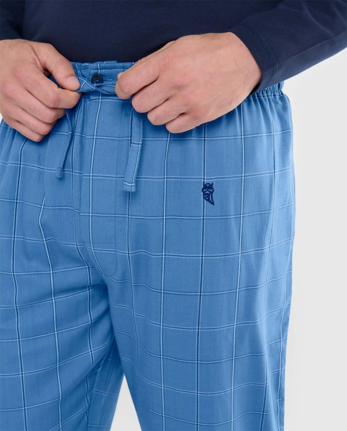 Pantalón de pijama largo para hombre de algodón popelín en azul con estampado de cuadros y cintura elástica ajustable.